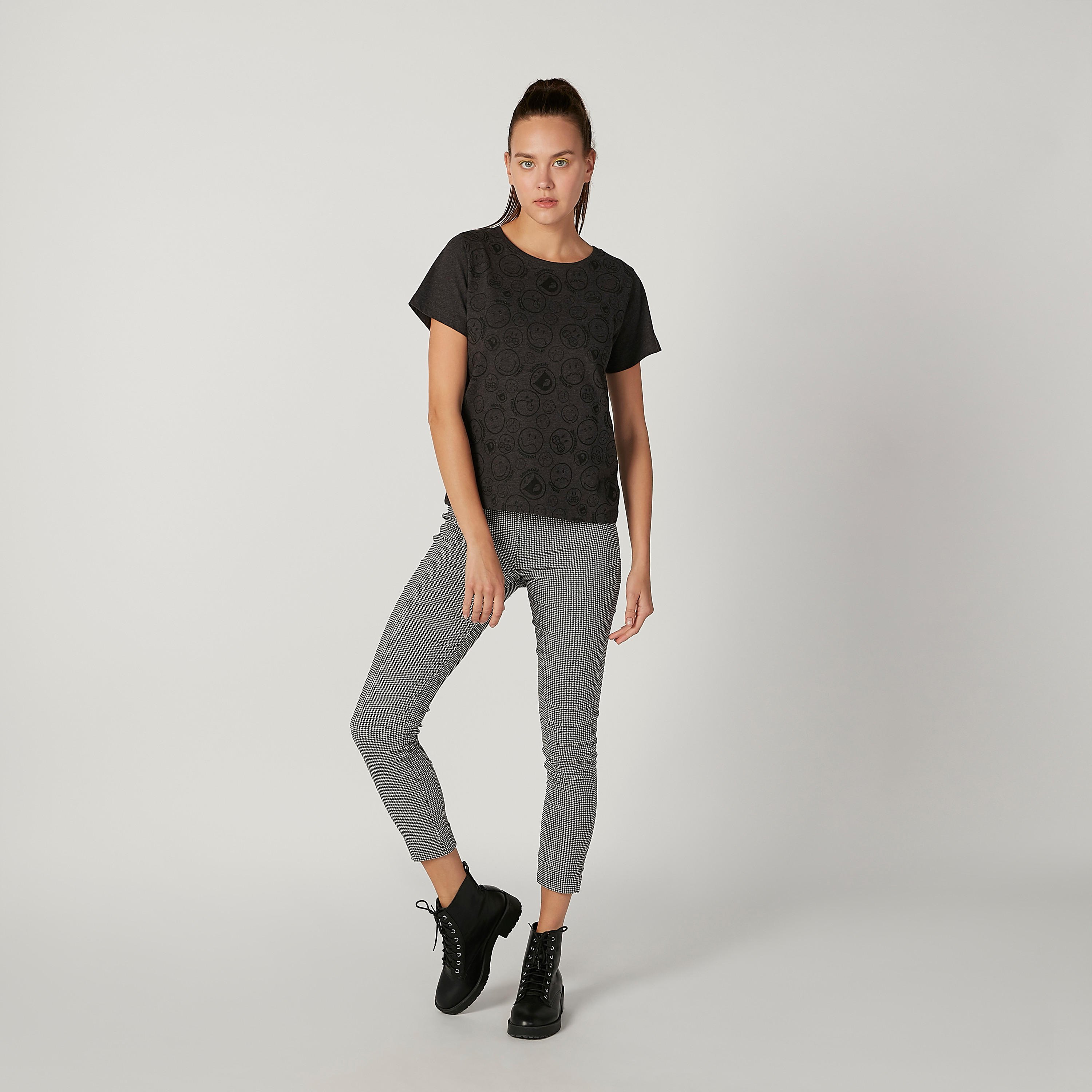 تيشيرت مستدام بياقة ضيّقة وطبعات سمايلي وورلد-women-clothing-tshirts-image-2