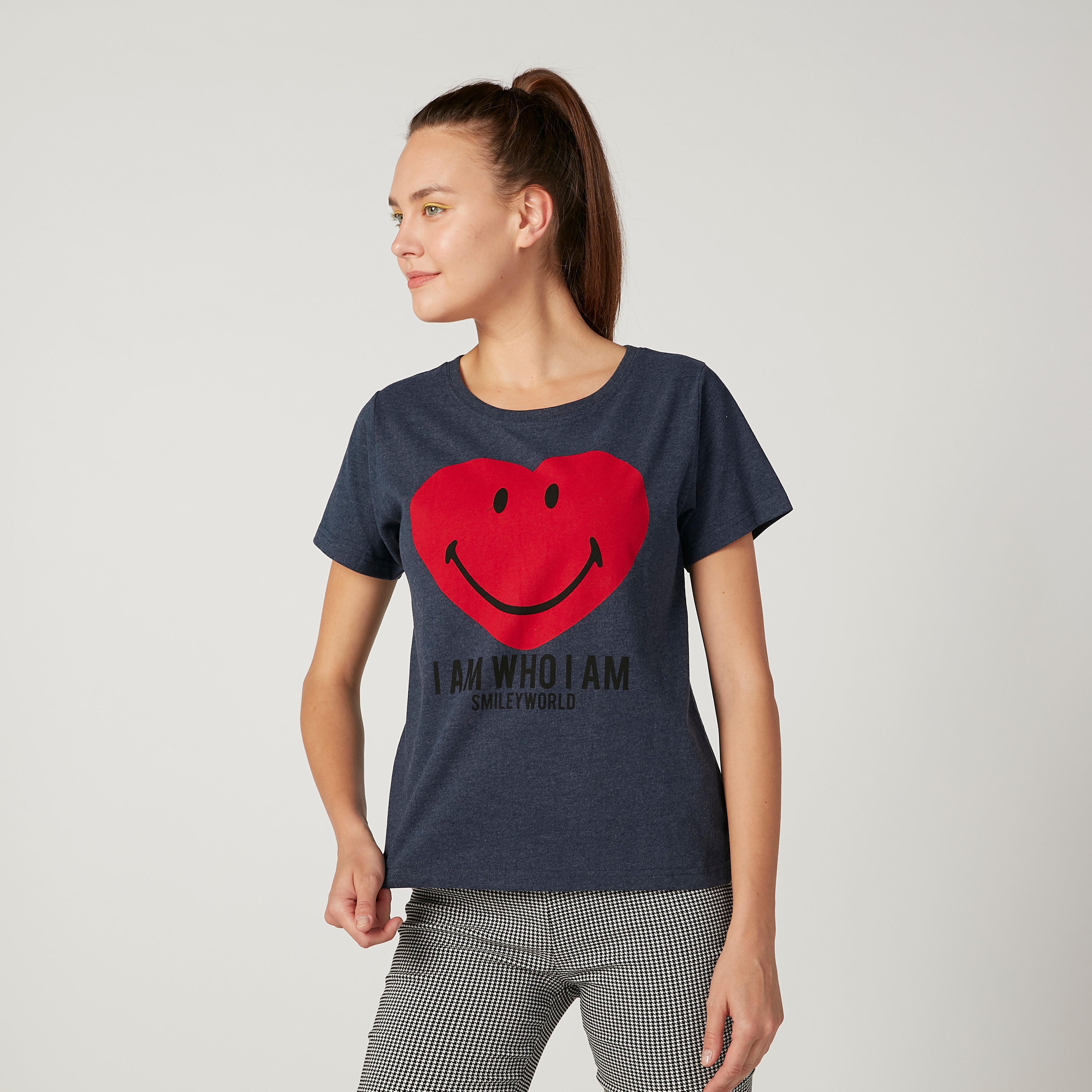 تيشيرت مستدام بياقة ضيّقة وطبعات سمايلي وورلد-women-clothing-tshirts-image-4
