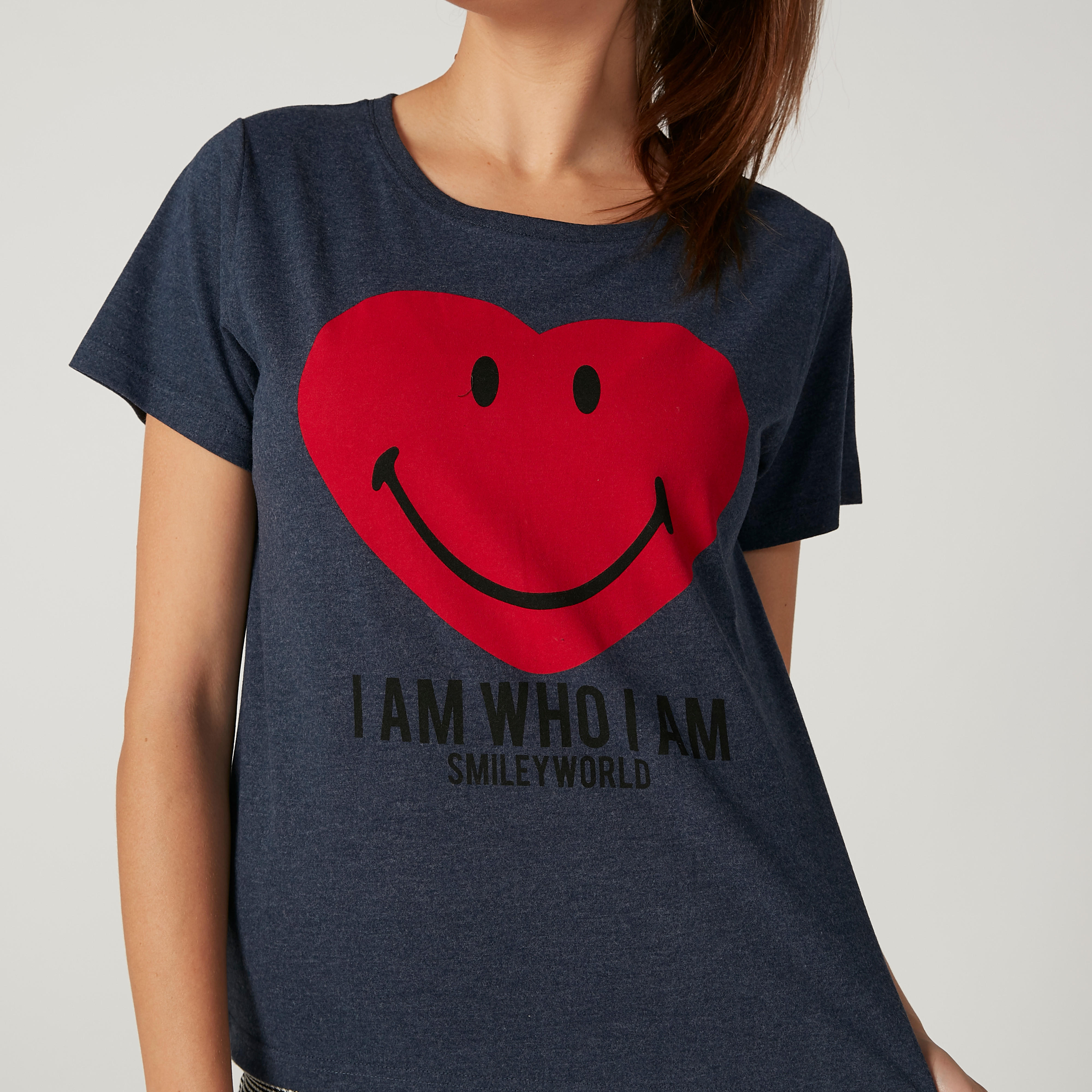 تيشيرت مستدام بياقة ضيّقة وطبعات سمايلي وورلد-women-clothing-tshirts-image-2