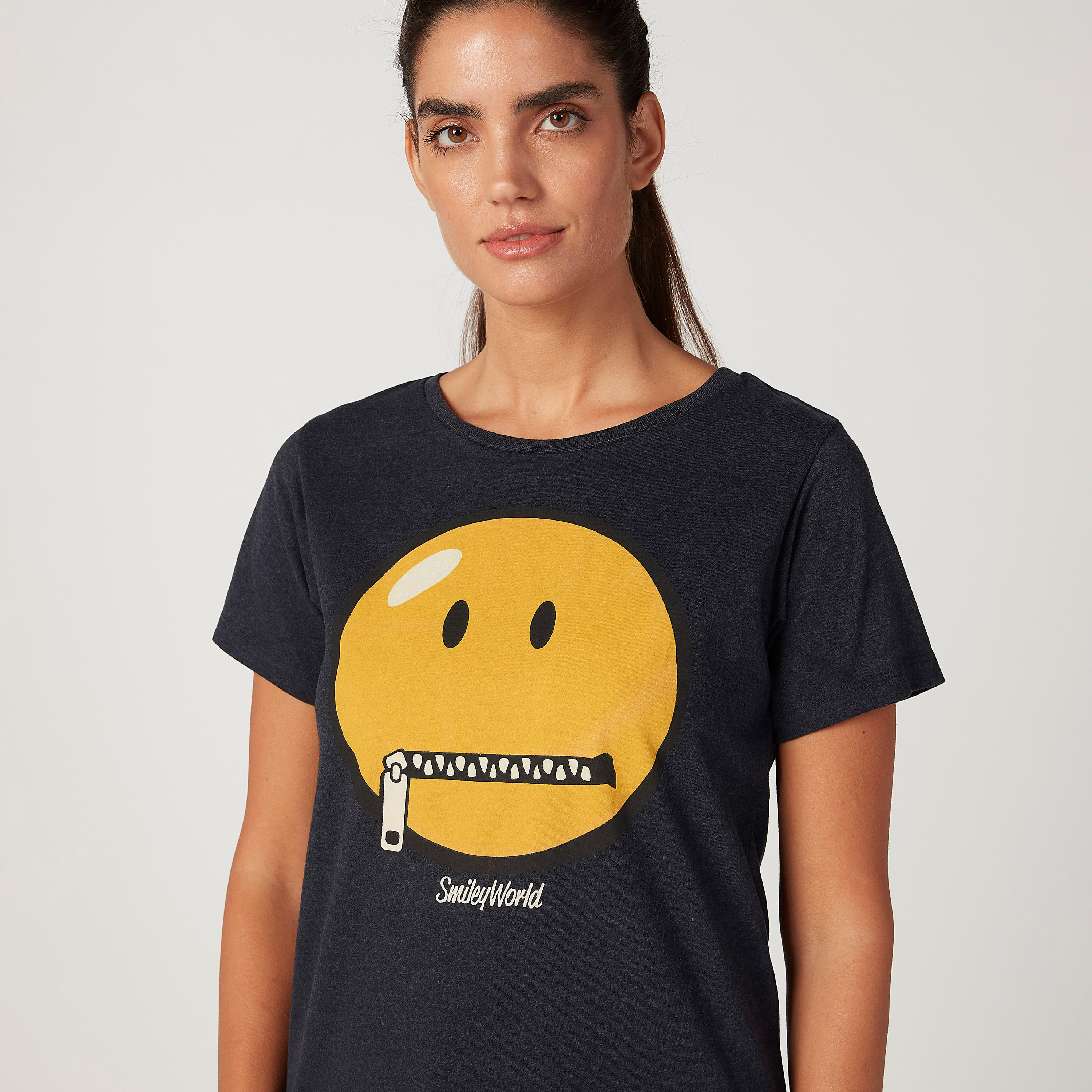 تيشيرت مستدام بأكمام قصيرة وطبعات سمايلي وورلد -women-clothing-tshirts-image-3