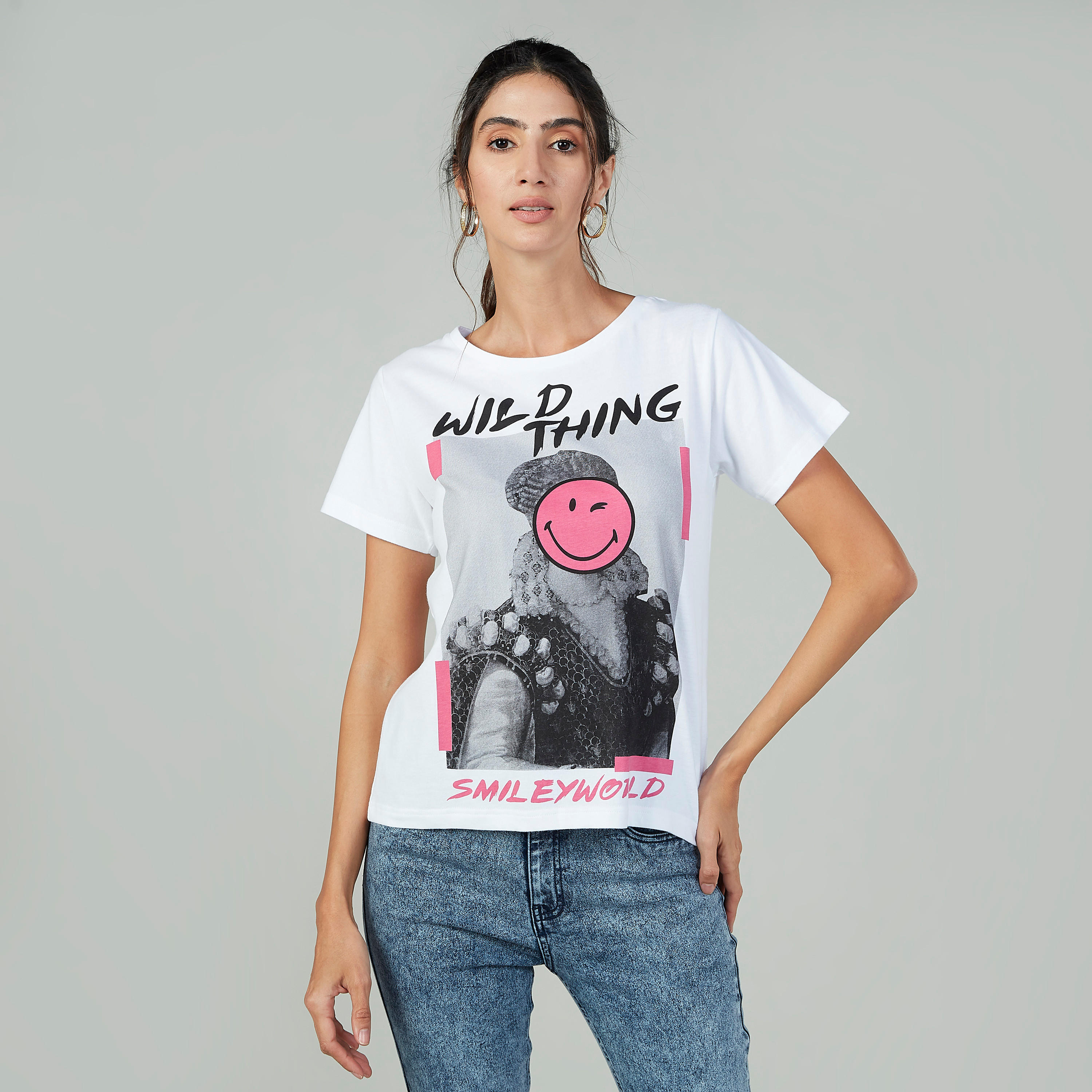 تيشيرت مستدام سليم بياقة ضيّقة وطبعات سمايلي وورلد-women-clothing-tshirts-image-1