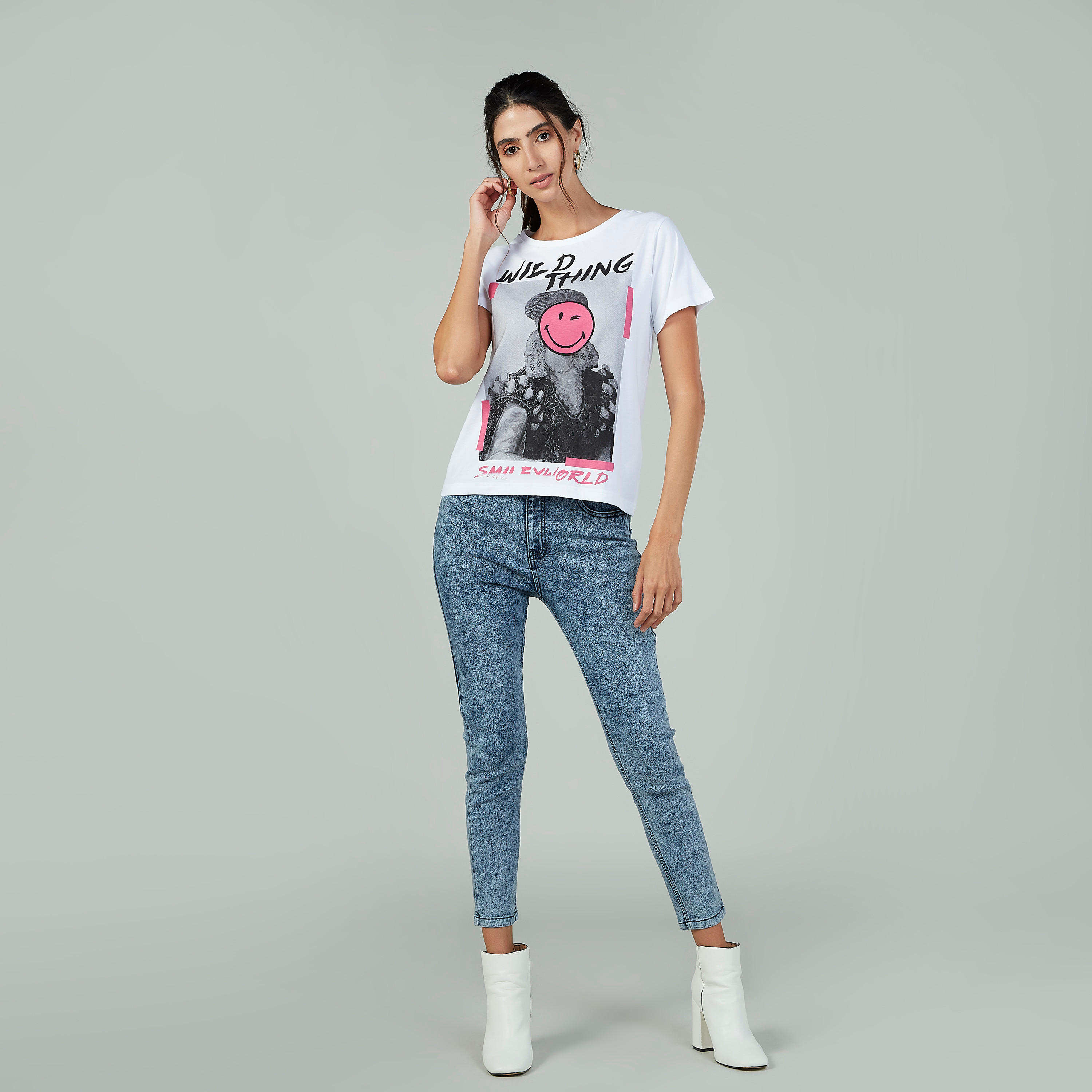 تيشيرت مستدام سليم بياقة ضيّقة وطبعات سمايلي وورلد-women-clothing-tshirts-image-2