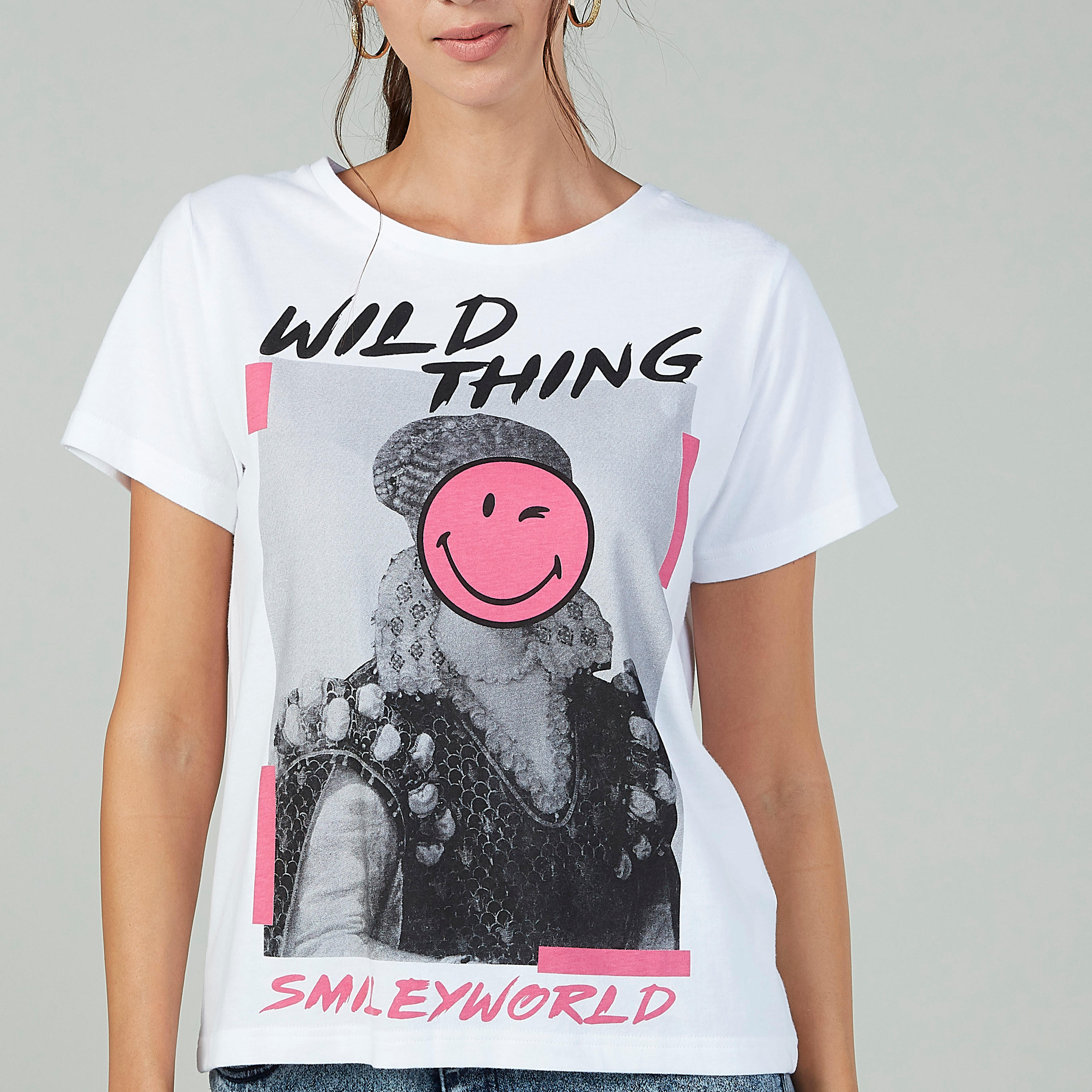 تيشيرت مستدام سليم بياقة ضيّقة وطبعات سمايلي وورلد-women-clothing-tshirts-image-3