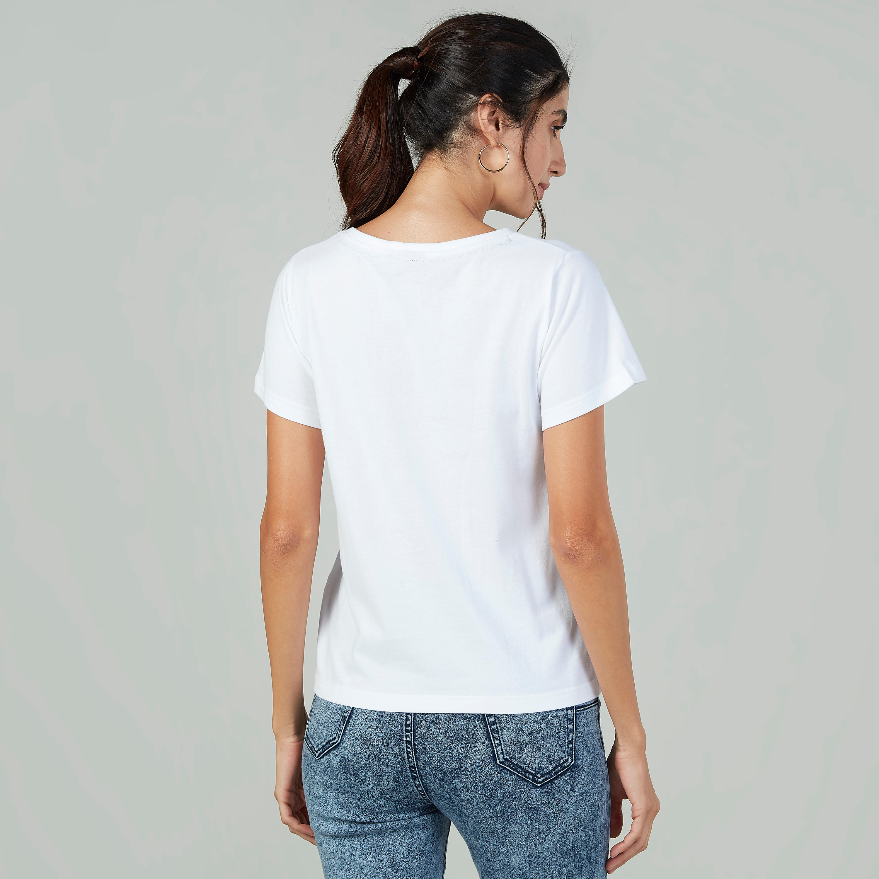 تيشيرت مستدام سليم بياقة ضيّقة وطبعات سمايلي وورلد-women-clothing-tshirts-image-4