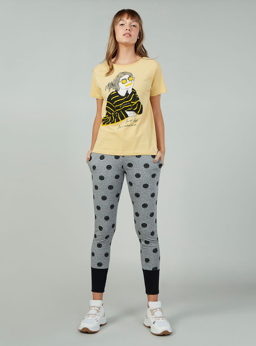 تيشيرت مستدام سليم بياقة ضيّقة وطبعات سمايلي وورلد -women-clothing-tshirts-image-2