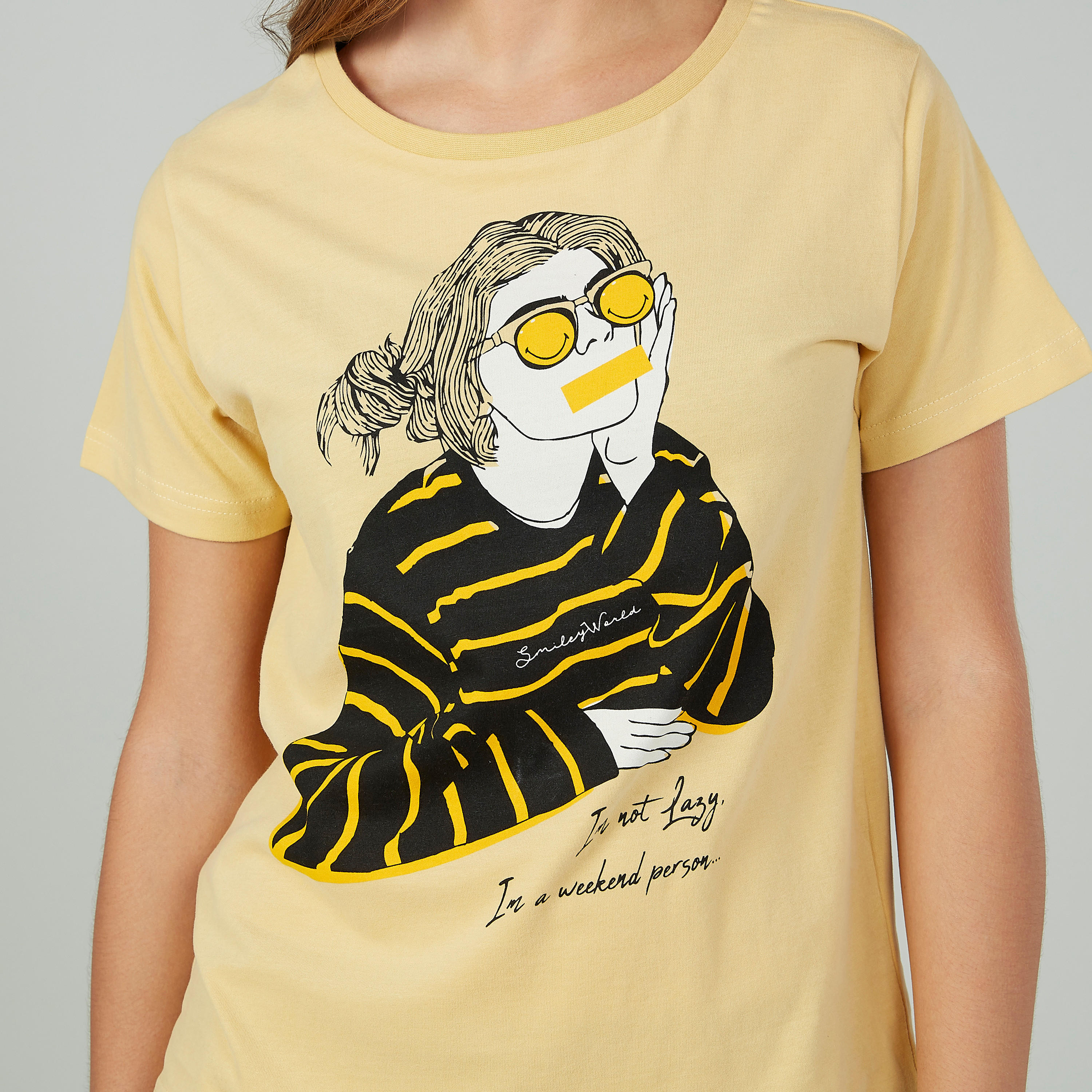تيشيرت مستدام سليم بياقة ضيّقة وطبعات سمايلي وورلد -women-clothing-tshirts-image-3