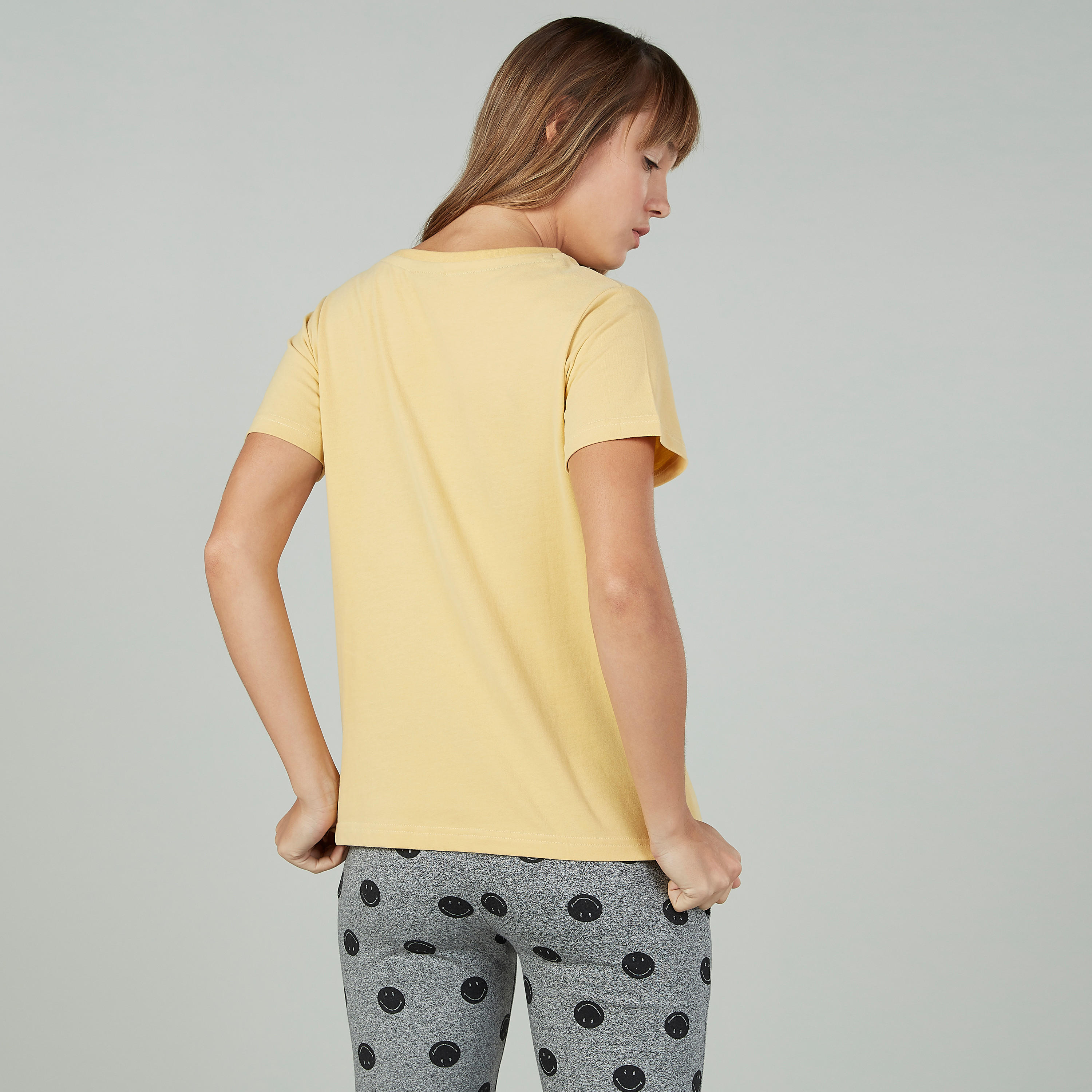 تيشيرت مستدام سليم بياقة ضيّقة وطبعات سمايلي وورلد -women-clothing-tshirts-image-4