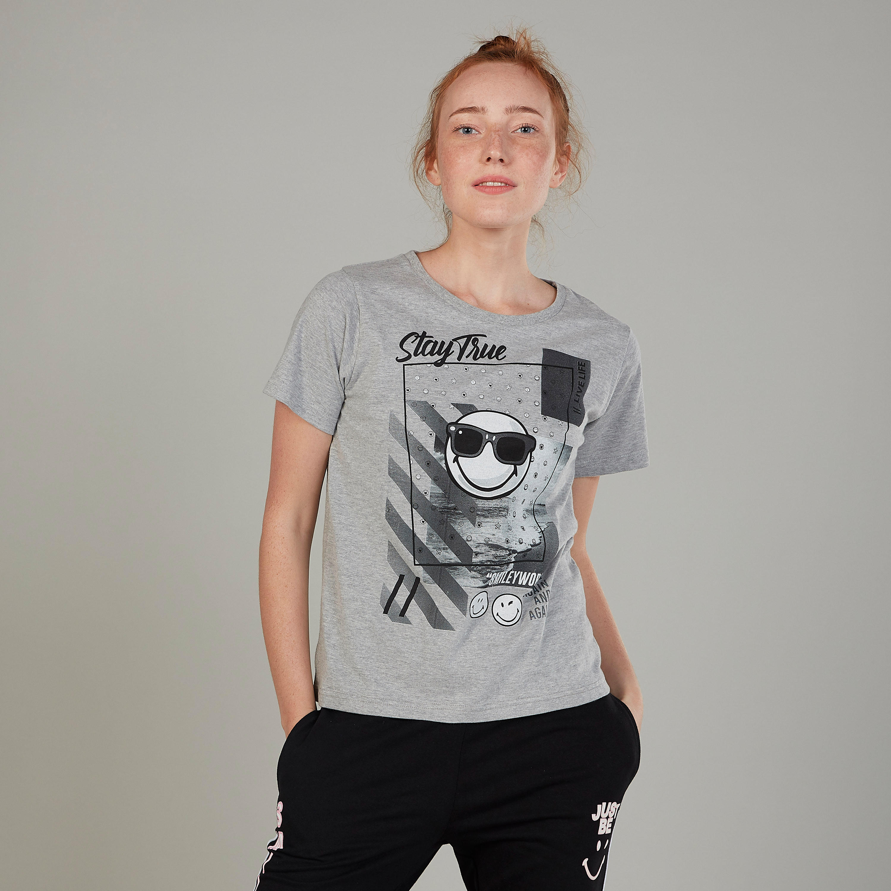 تيشيرت مستدام بأكمام قصيرة وطبعات سمايلي وورلد-women-clothing-tshirts-image-1