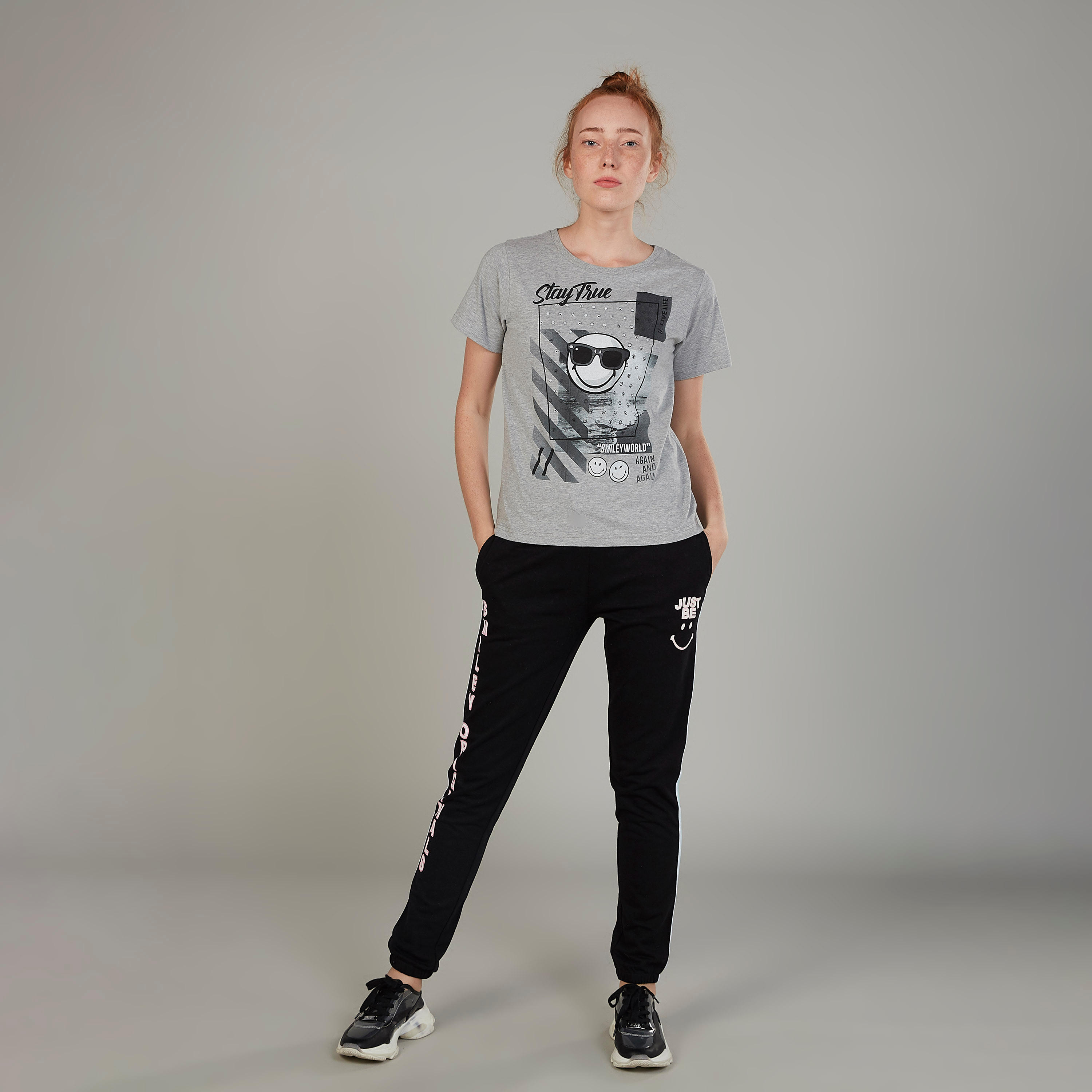 تيشيرت مستدام بأكمام قصيرة وطبعات سمايلي وورلد-women-clothing-tshirts-image-2