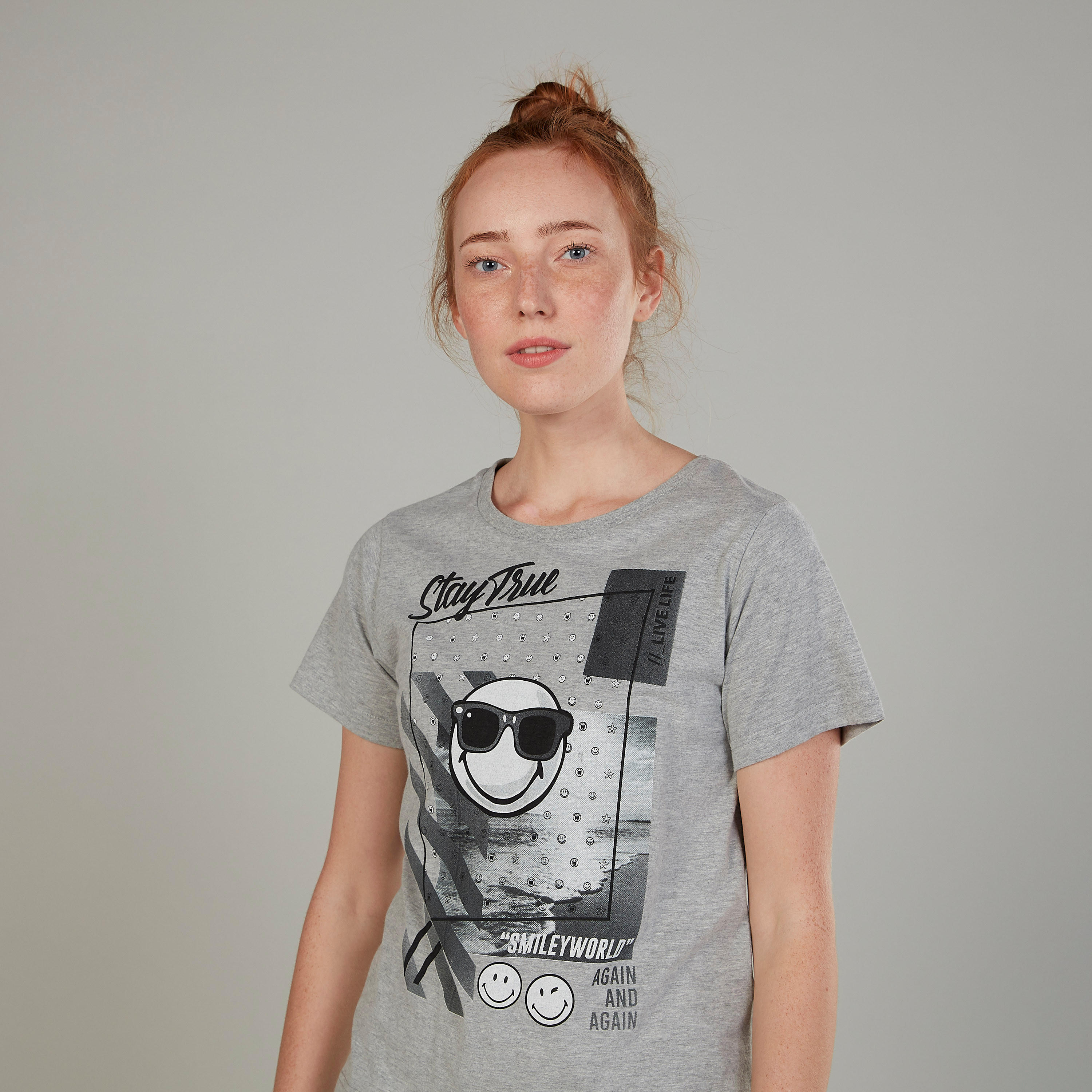 تيشيرت مستدام بأكمام قصيرة وطبعات سمايلي وورلد-women-clothing-tshirts-image-3