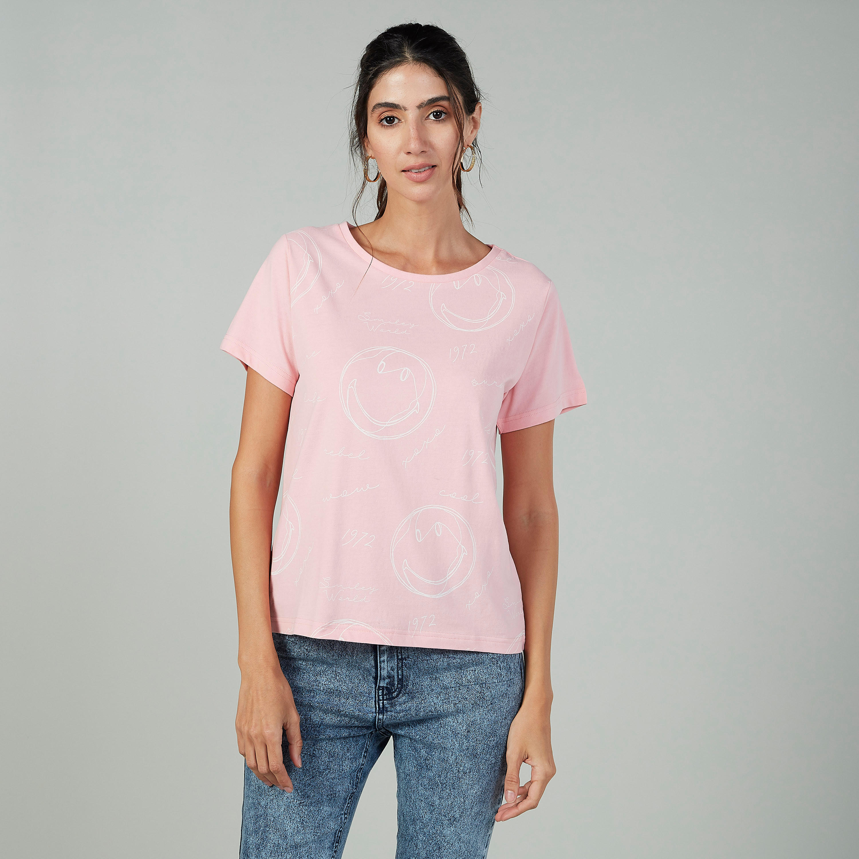 بلوزة مستدامة بياقة مستديرة وأكمام قصيرة بطبعات سمايلي وورلد -women-clothing-tshirts-image-1