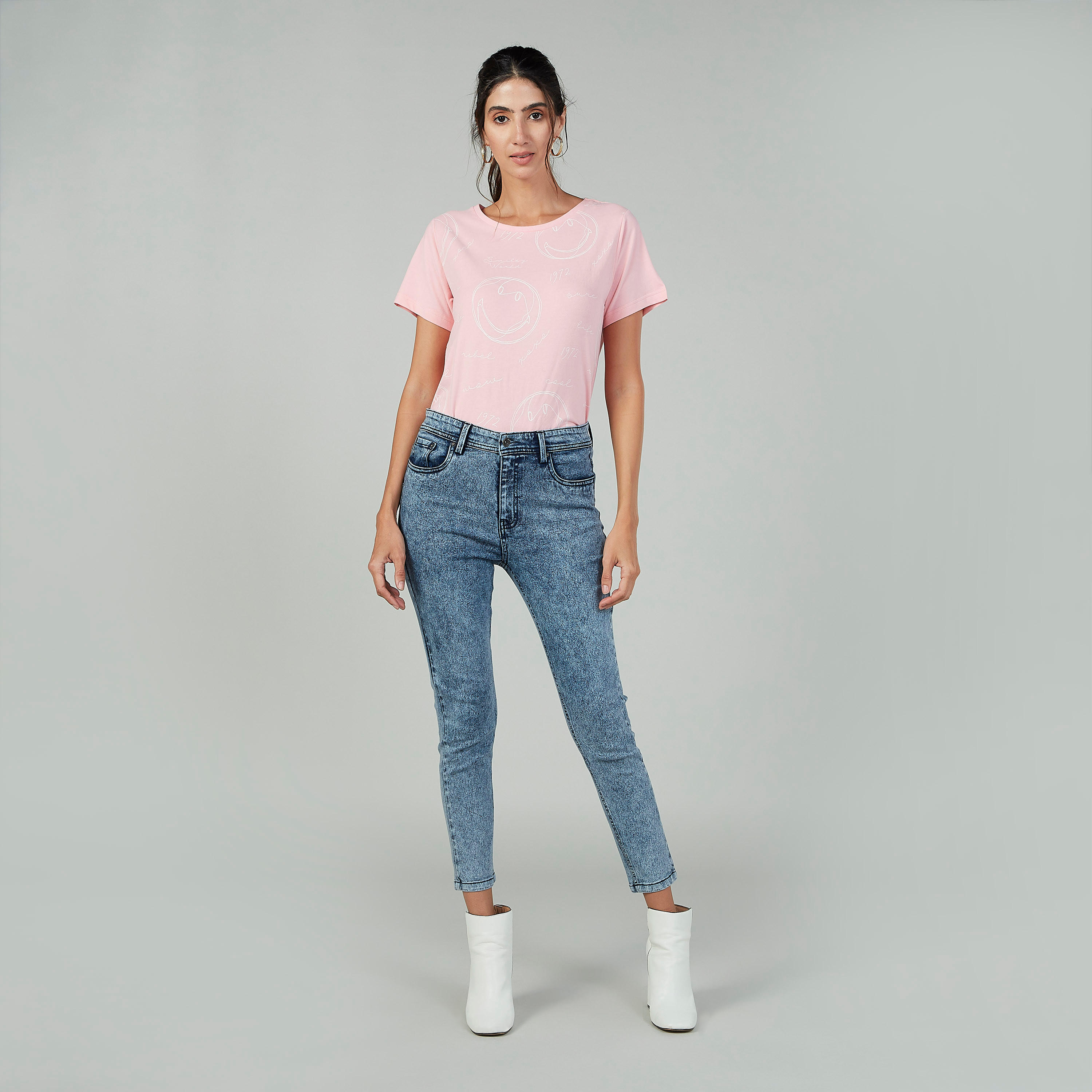 بلوزة مستدامة بياقة مستديرة وأكمام قصيرة بطبعات سمايلي وورلد -women-clothing-tshirts-image-2