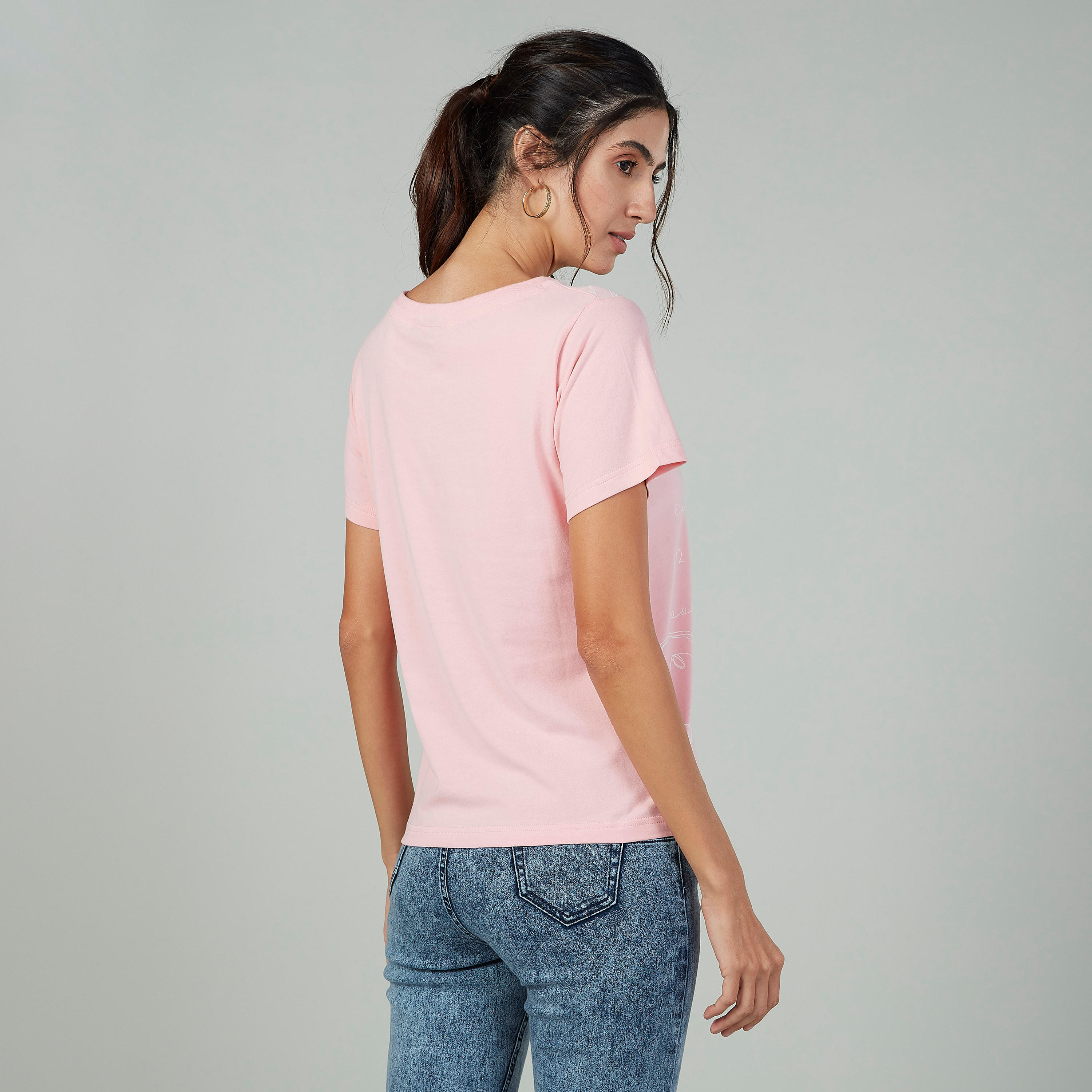 بلوزة مستدامة بياقة مستديرة وأكمام قصيرة بطبعات سمايلي وورلد -women-clothing-tshirts-image-3