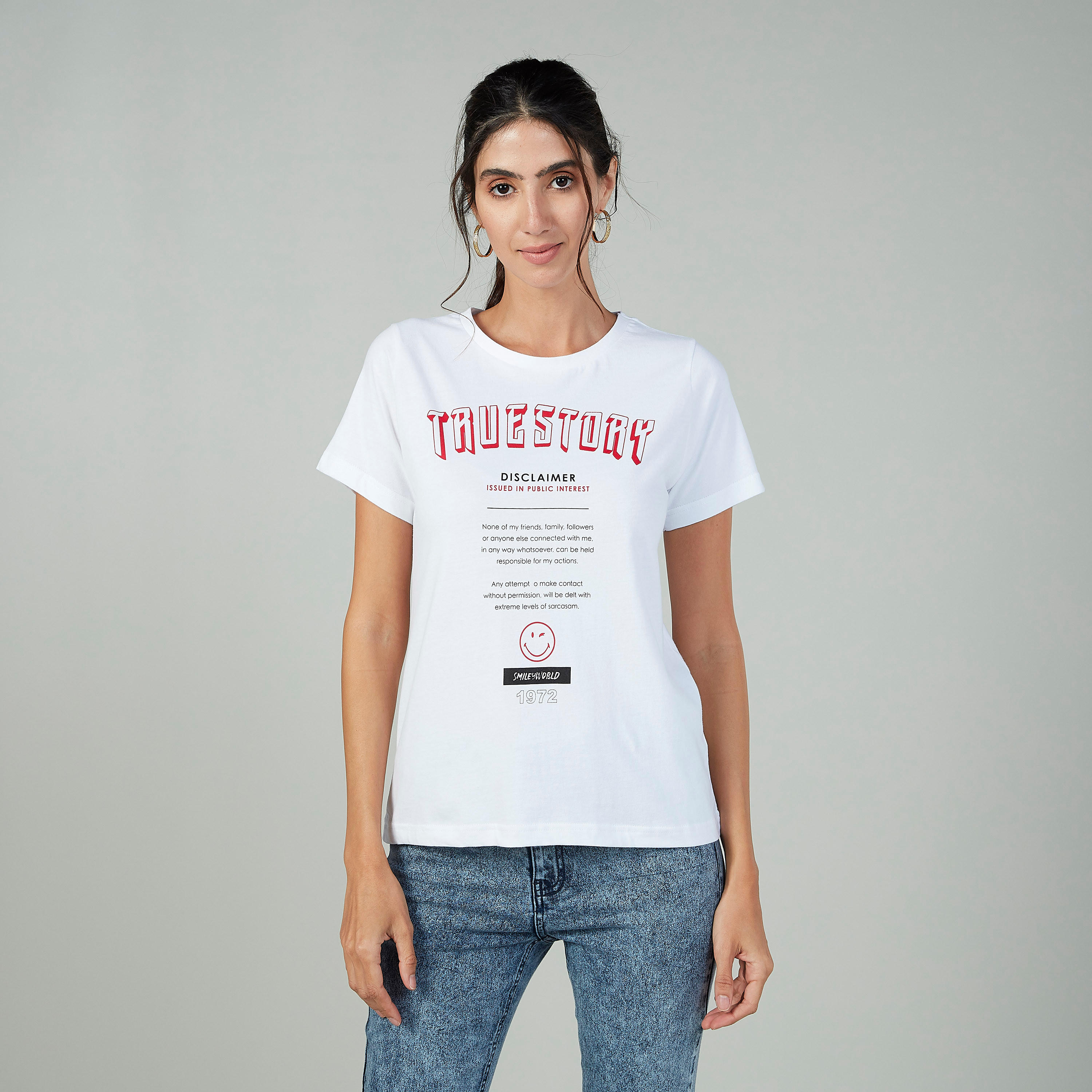 تيشيرت مستدام بياقة ضيقة وأكمام قصيرة وطبعات سمايلي وورلد-women-clothing-tshirts-image-1