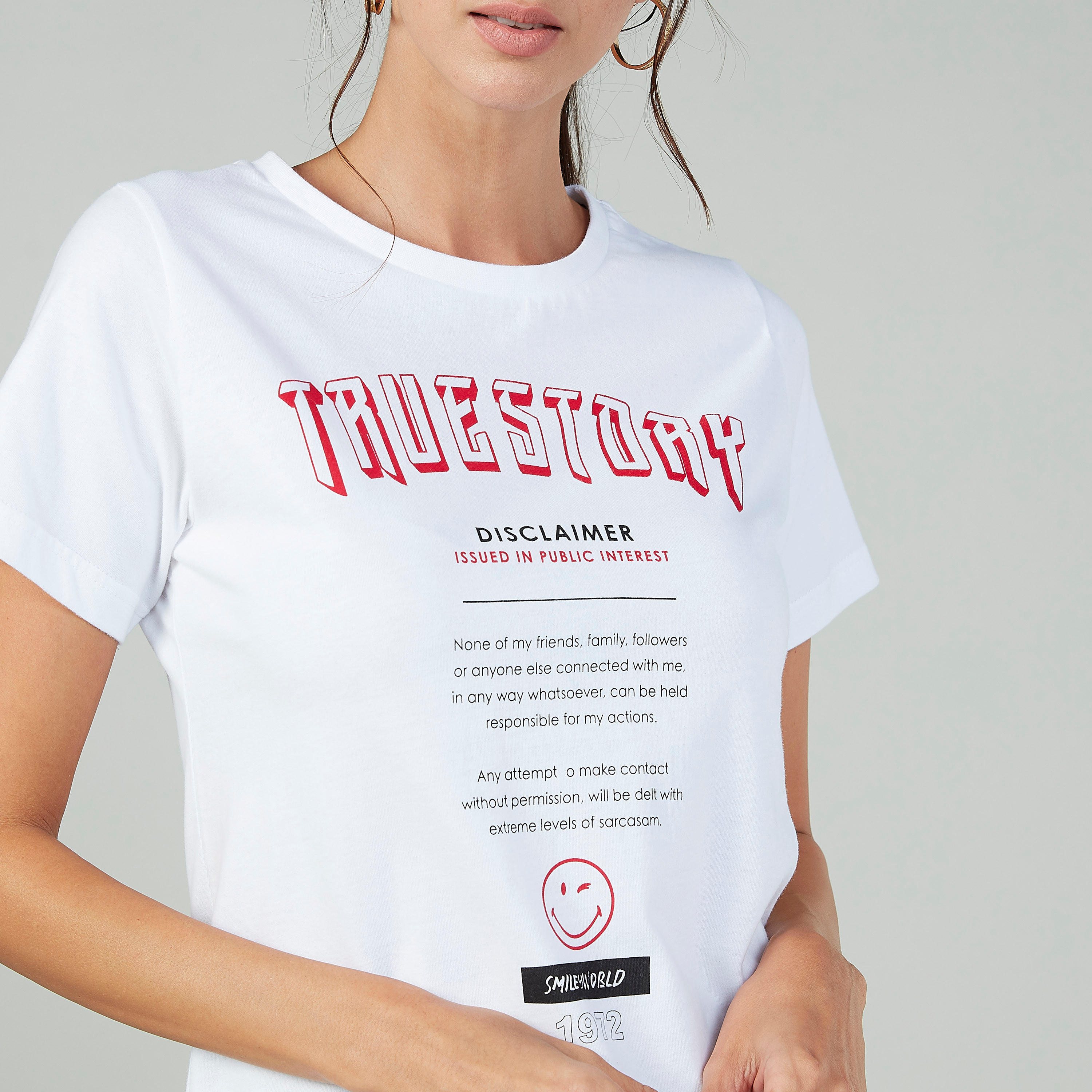 تيشيرت مستدام بياقة ضيقة وأكمام قصيرة وطبعات سمايلي وورلد-women-clothing-tshirts-image-3