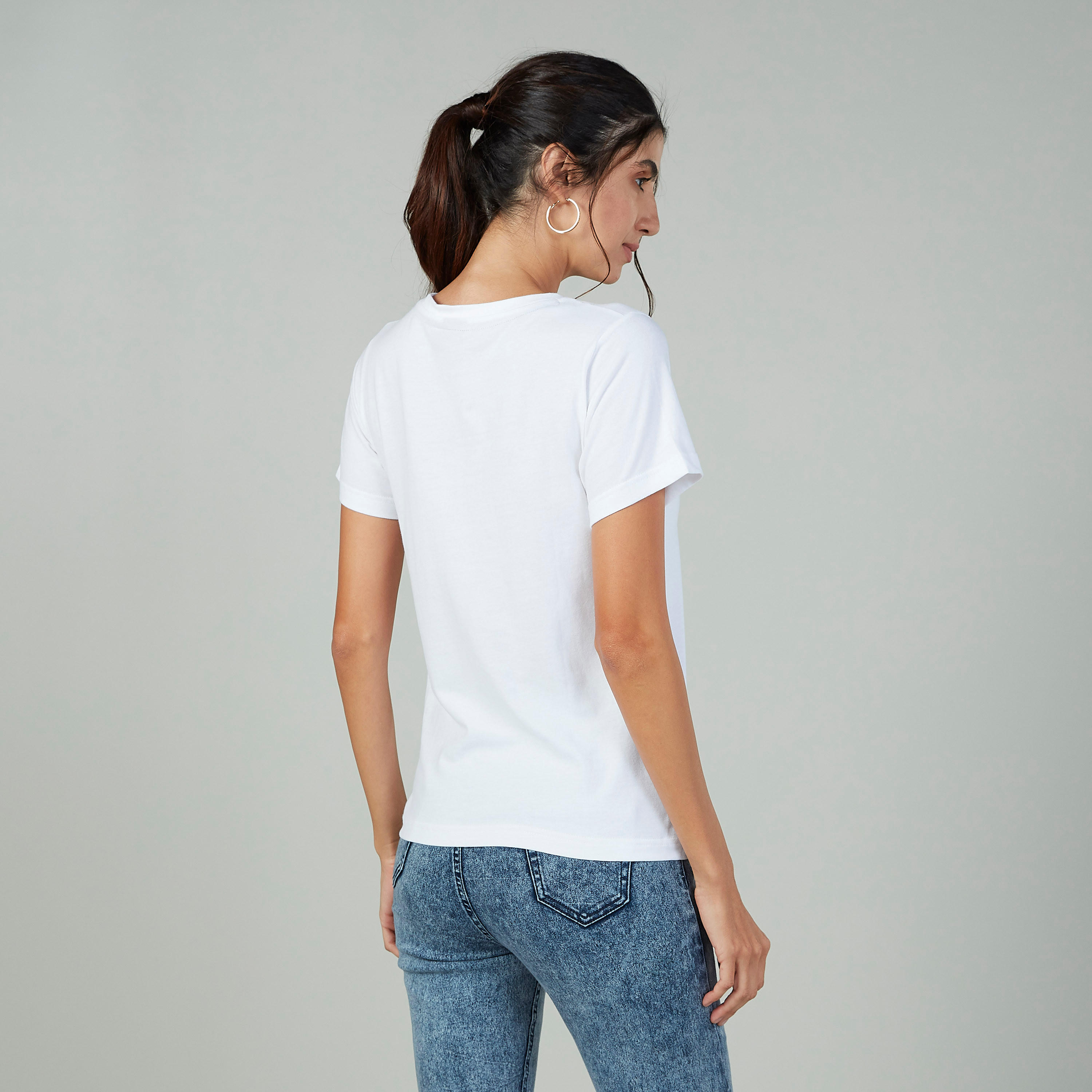 تيشيرت مستدام بياقة ضيقة وأكمام قصيرة وطبعات سمايلي وورلد-women-clothing-tshirts-image-4