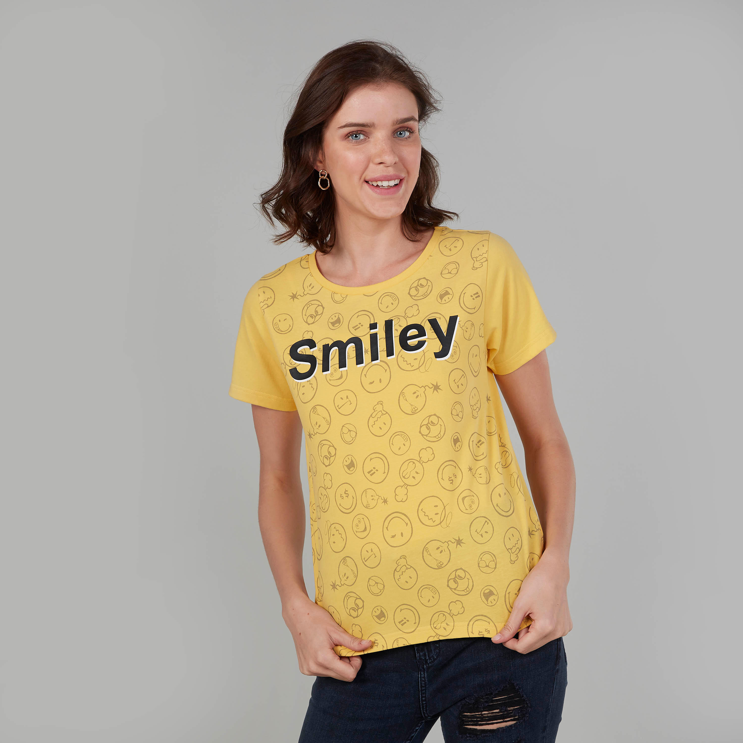 تيشيرت بياقة مستديرة وأكمام قصيرة وطبعات سمايلي وورلد-women-clothing-tshirts-image-1