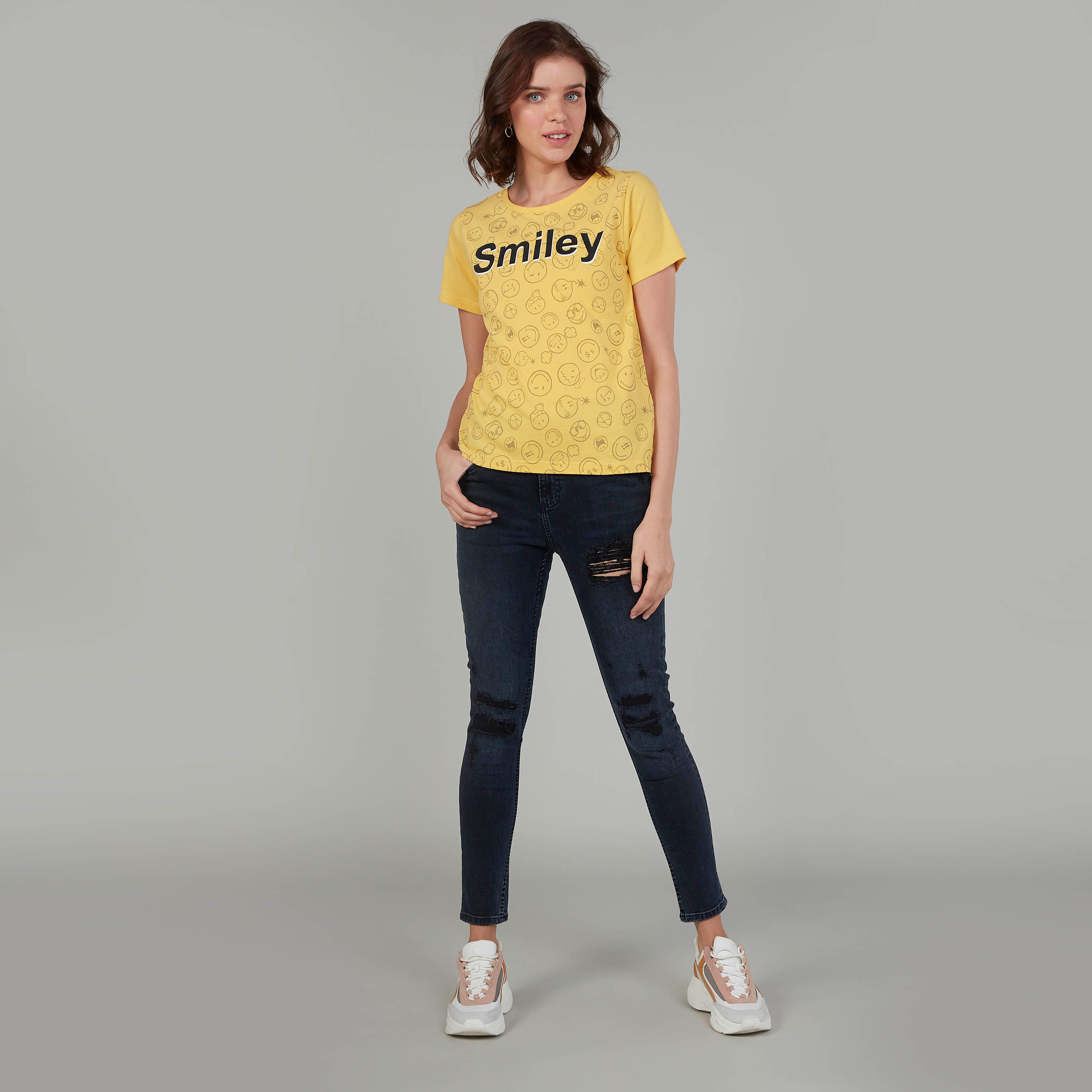 تيشيرت بياقة مستديرة وأكمام قصيرة وطبعات سمايلي وورلد-women-clothing-tshirts-image-2