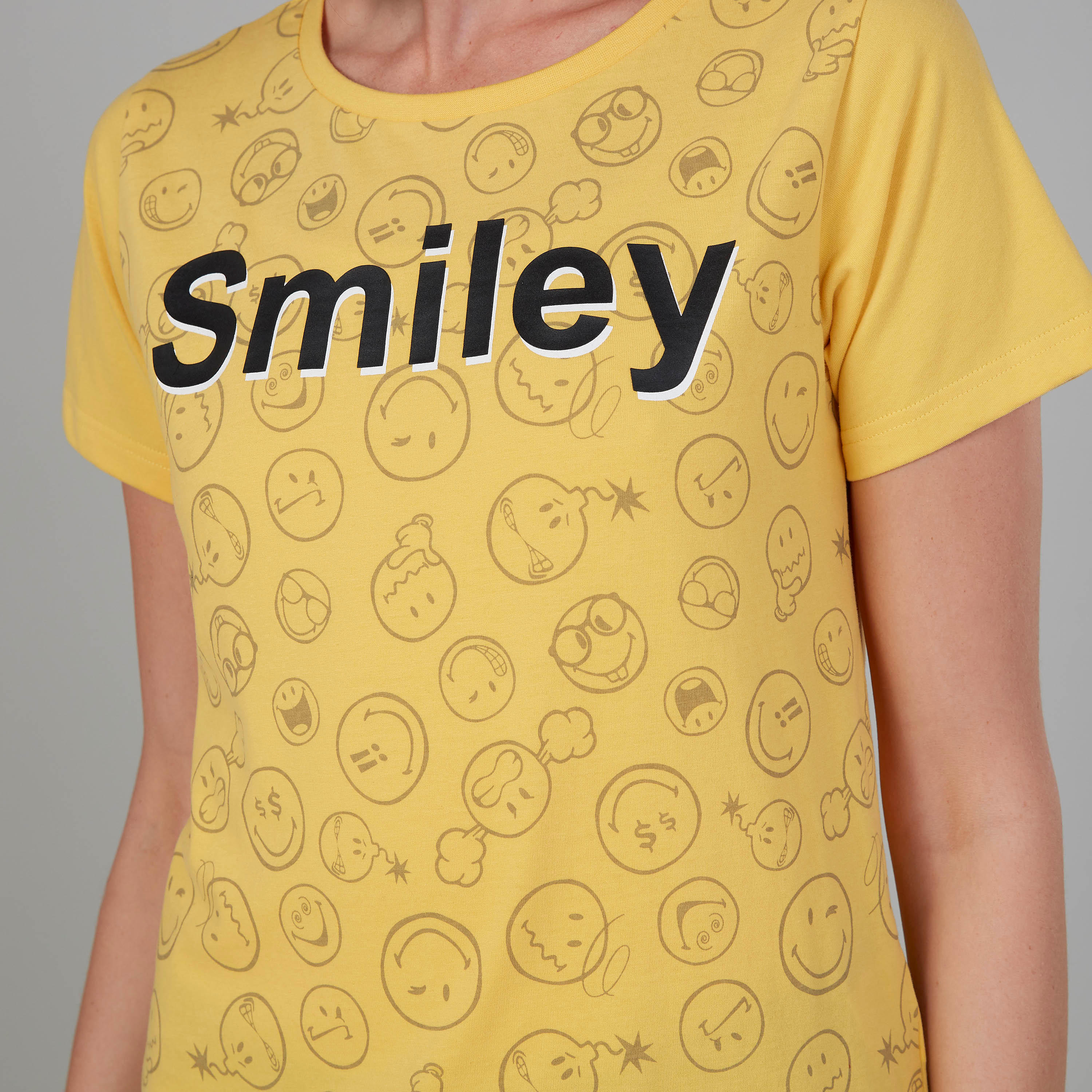 تيشيرت بياقة مستديرة وأكمام قصيرة وطبعات سمايلي وورلد-women-clothing-tshirts-image-3