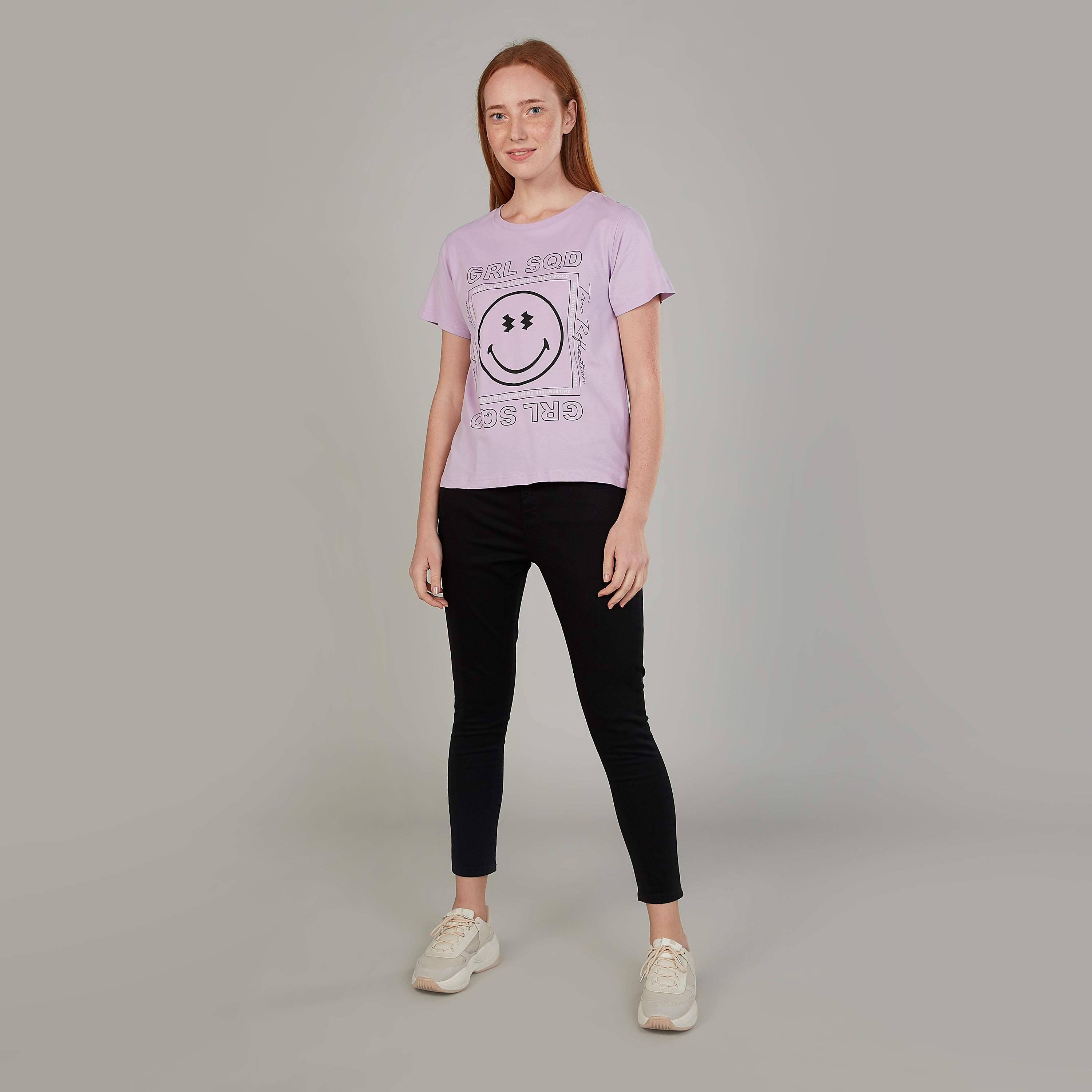 تيشيرت بياقة مستديرة وأكمام قصيرة وطبعات سمايلي وورلد-women-clothing-tshirts-image-2