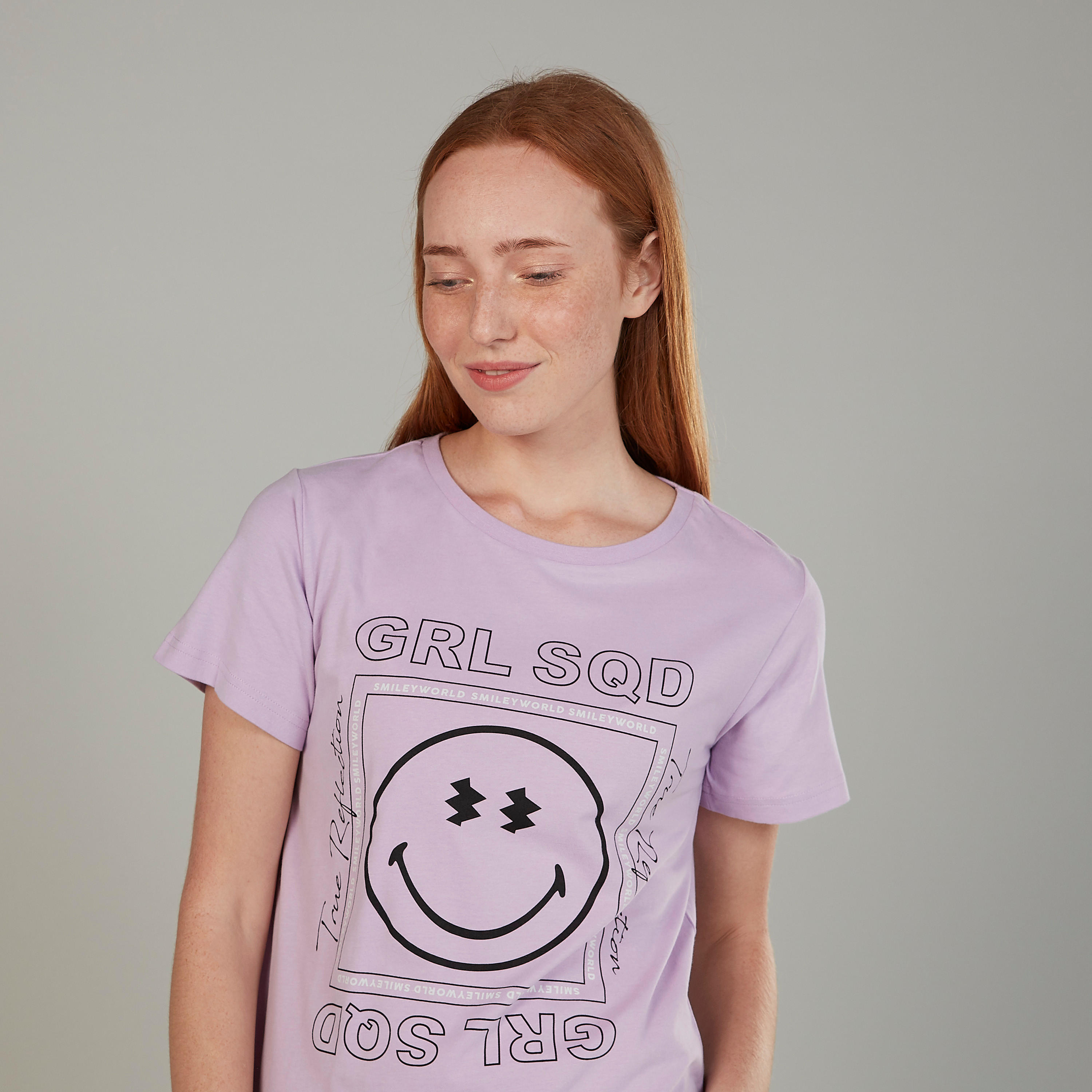 تيشيرت بياقة مستديرة وأكمام قصيرة وطبعات سمايلي وورلد-women-clothing-tshirts-image-3