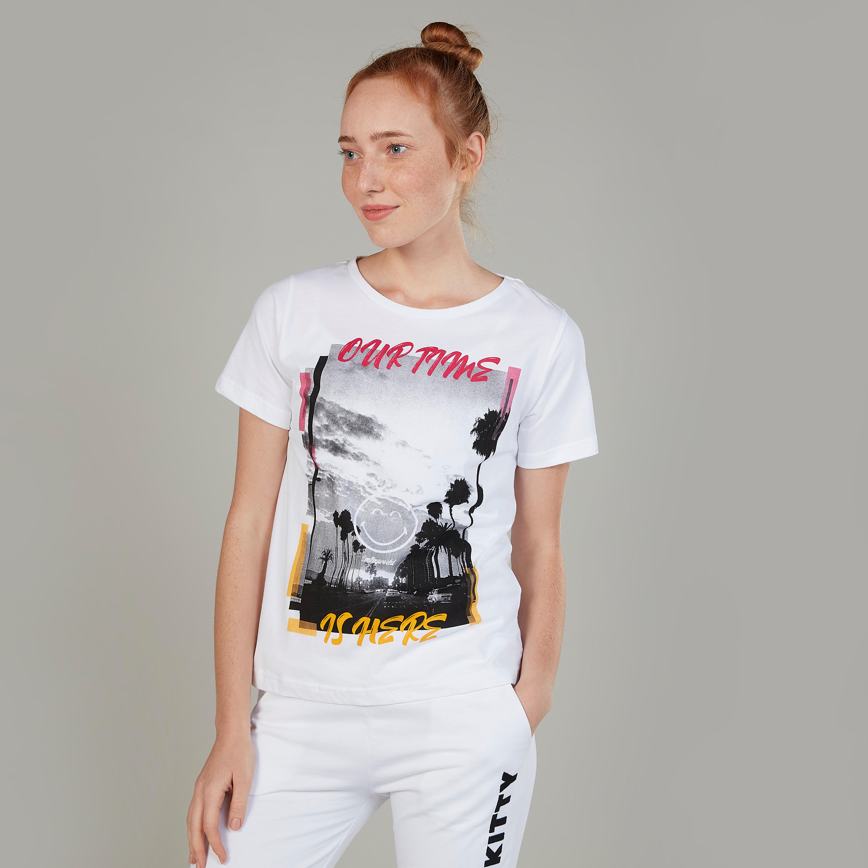 تيشيرت بياقة مستديرة وأكمام قصيرة وطبعات سمايلي وورلد-women-clothing-tshirts-image-1