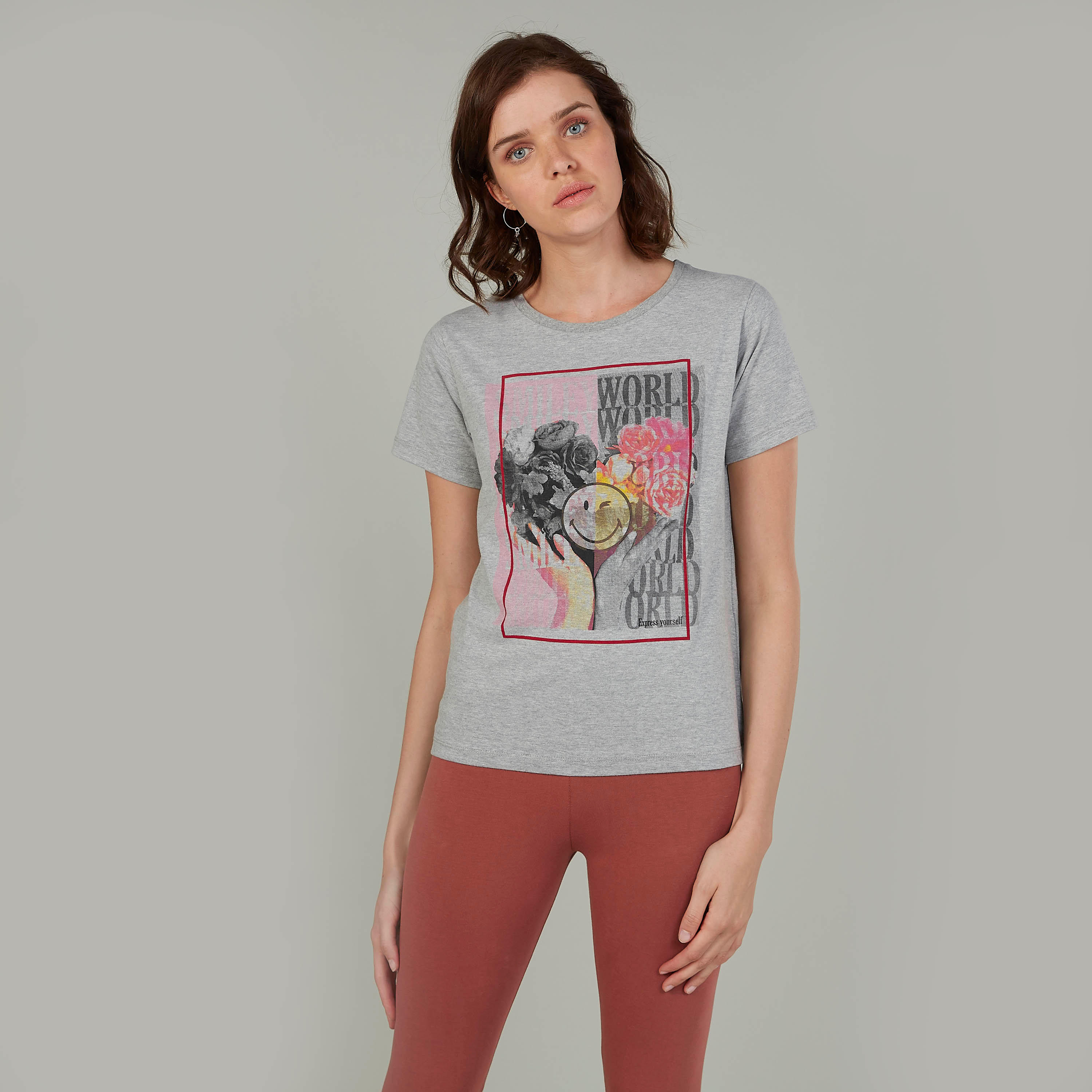 تيشيرت بياقة مستديرة وأكمام قصيرة وطبعات سمايلي وورلد-women-clothing-tshirts-image-1