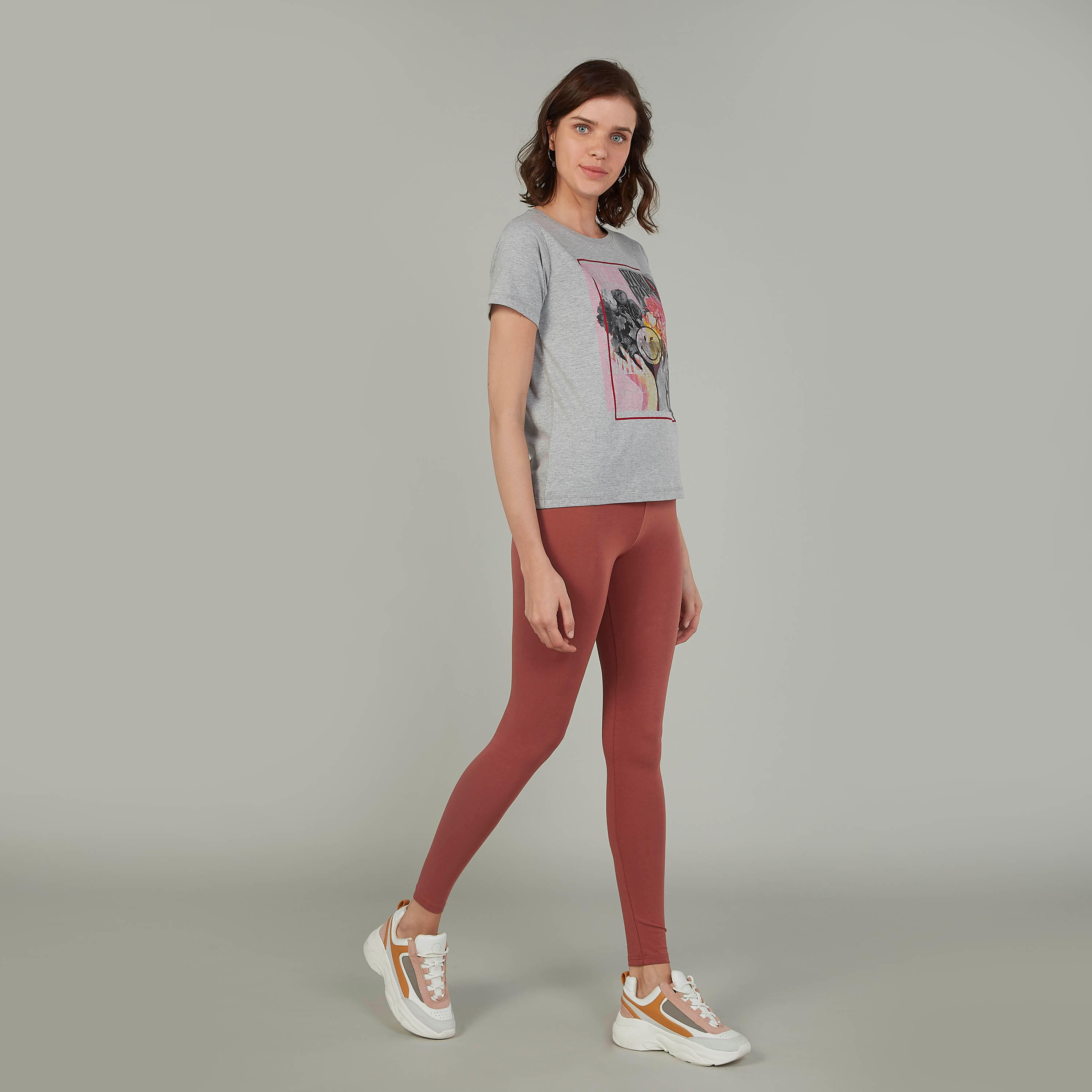 تيشيرت بياقة مستديرة وأكمام قصيرة وطبعات سمايلي وورلد-women-clothing-tshirts-image-2