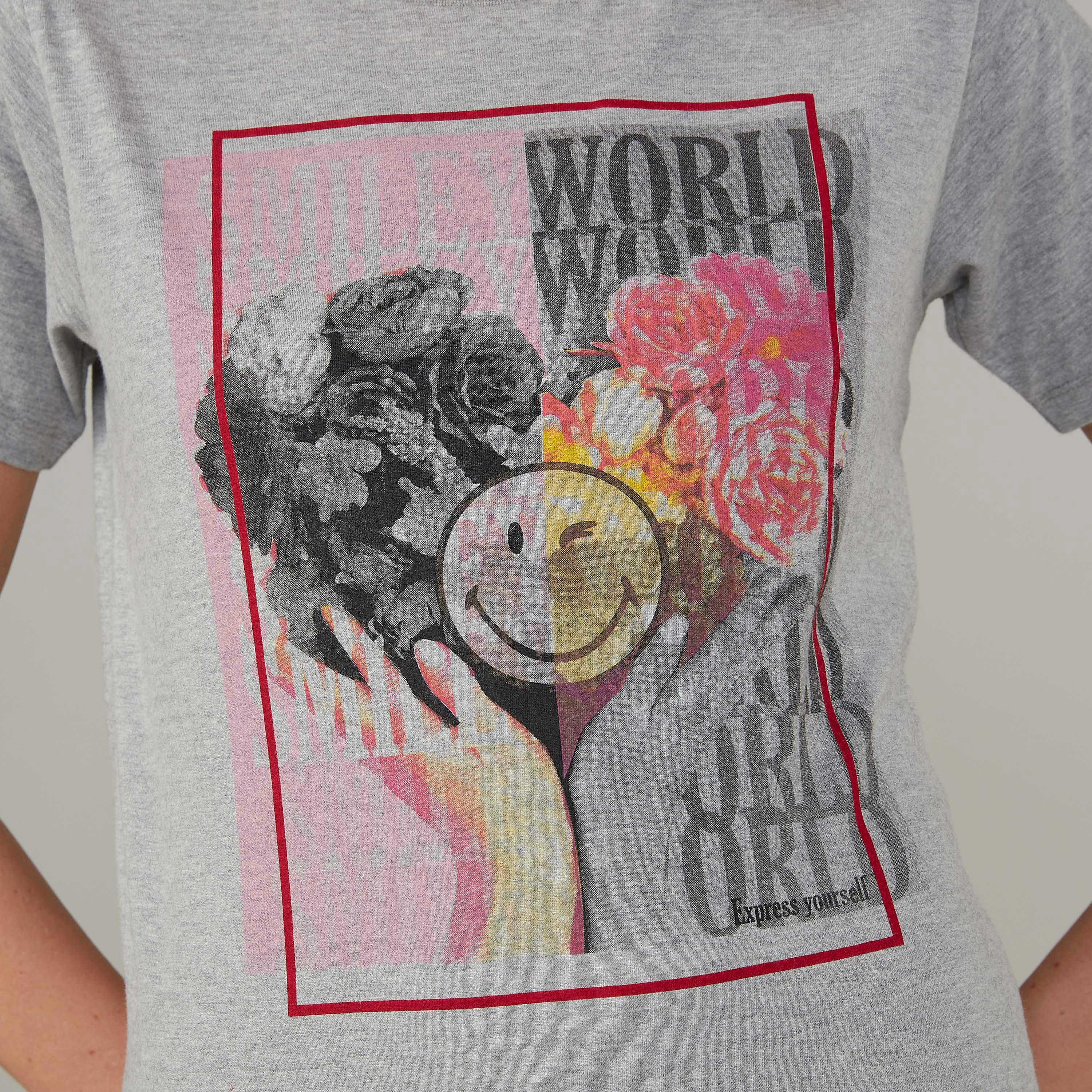 تيشيرت بياقة مستديرة وأكمام قصيرة وطبعات سمايلي وورلد-women-clothing-tshirts-image-3