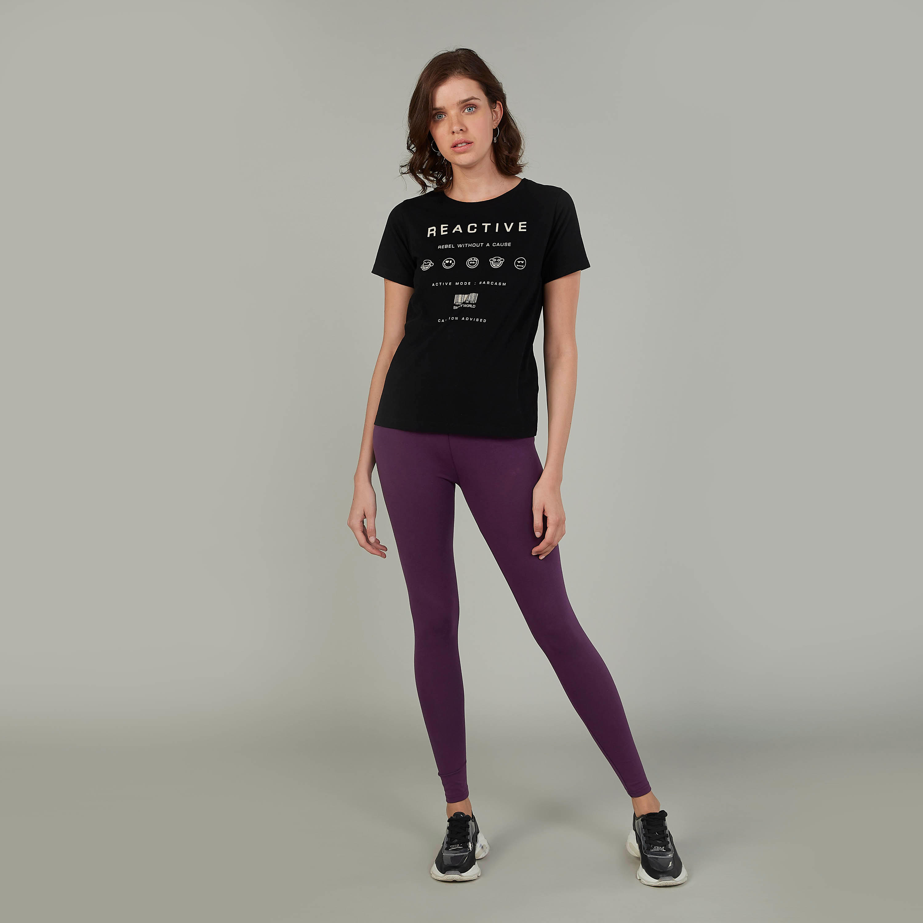 تيشيرت بياقة مستديرة وأكمام قصيرة وطبعات سمايلي وورلد-women-clothing-tshirts-image-2