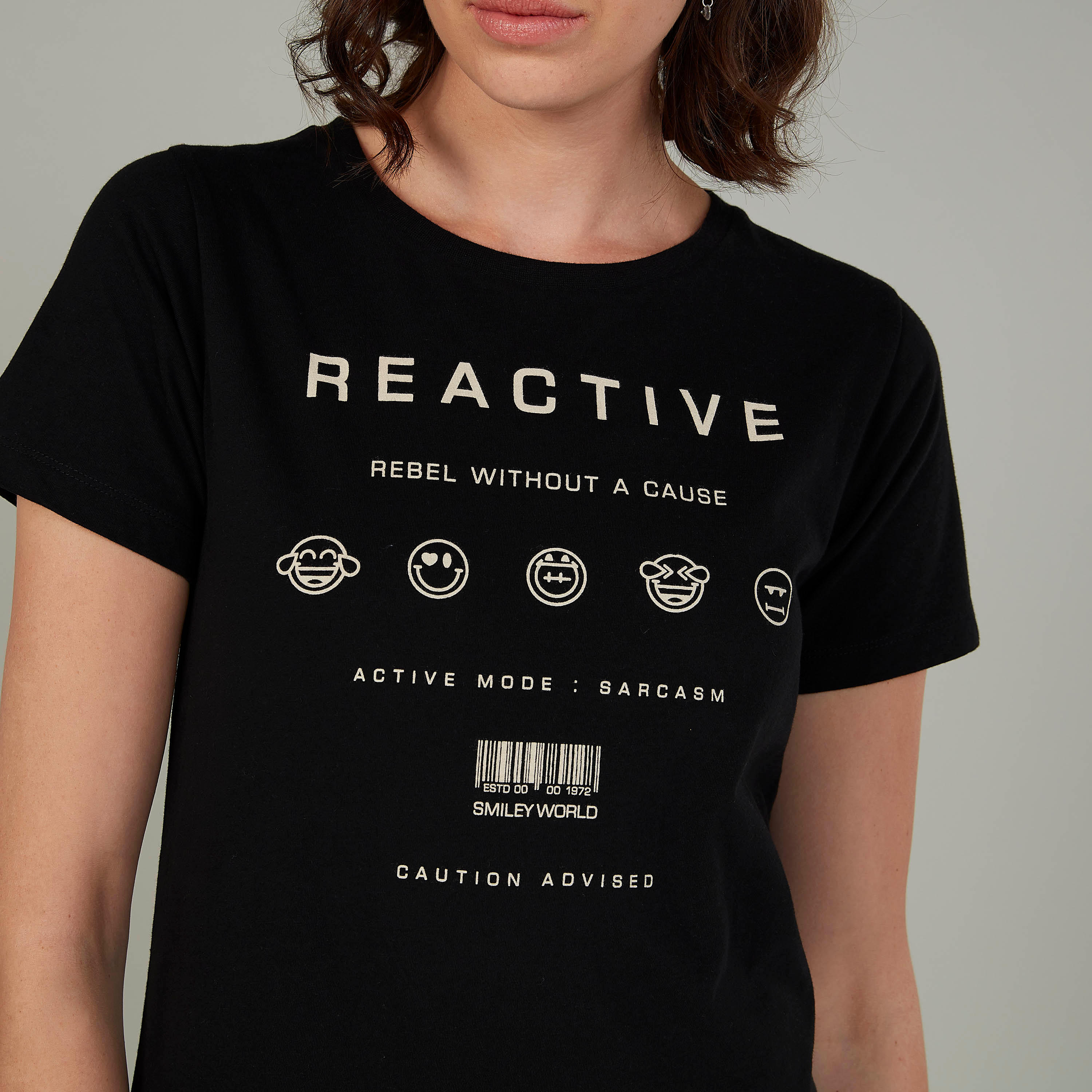 تيشيرت بياقة مستديرة وأكمام قصيرة وطبعات سمايلي وورلد-women-clothing-tshirts-image-3