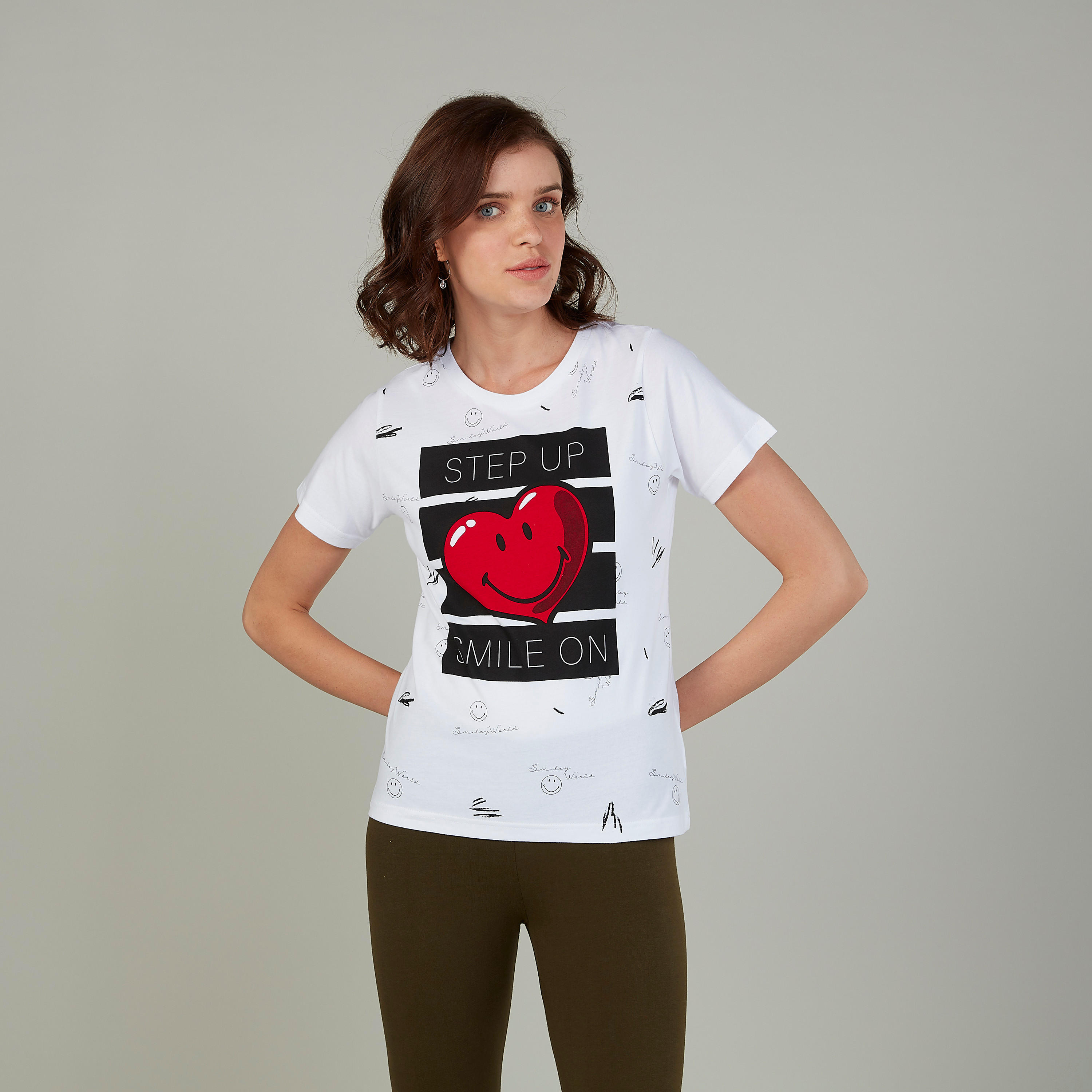 تيشيرت بياقة مستديرة وأكمام قصيرة وطبعات سمايلي وورلد-women-clothing-tshirts-image-1