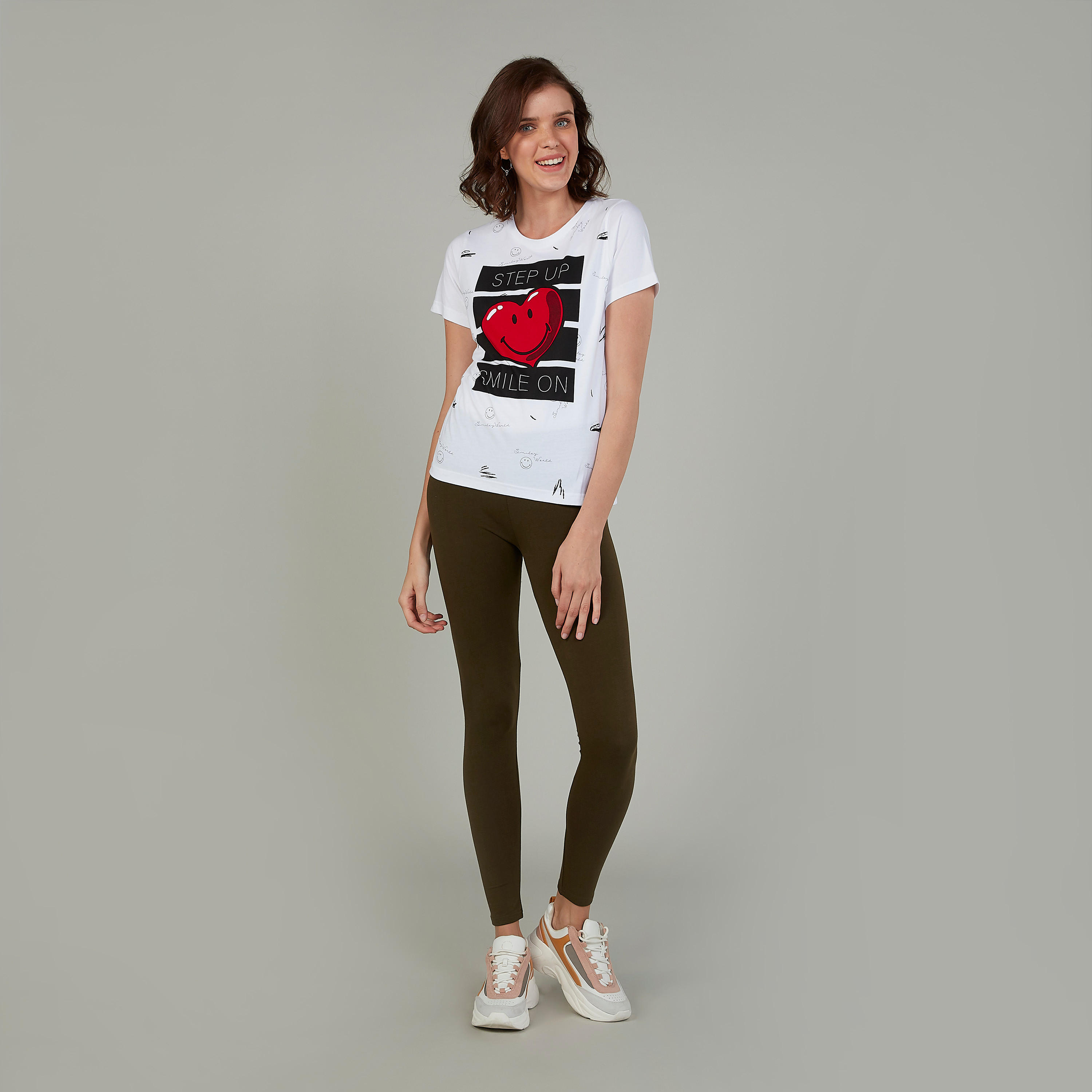 تيشيرت بياقة مستديرة وأكمام قصيرة وطبعات سمايلي وورلد-women-clothing-tshirts-image-2