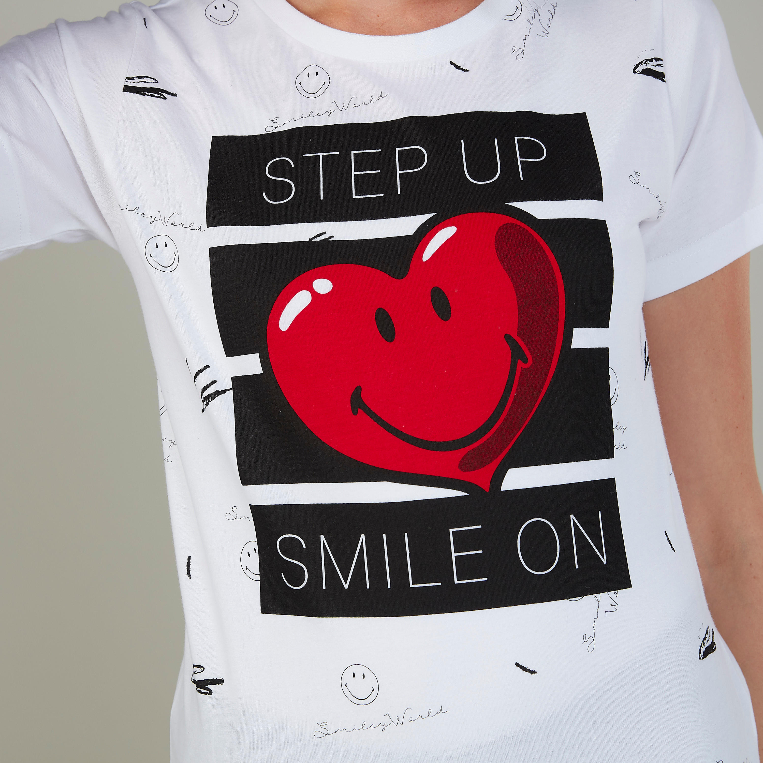تيشيرت بياقة مستديرة وأكمام قصيرة وطبعات سمايلي وورلد-women-clothing-tshirts-image-3
