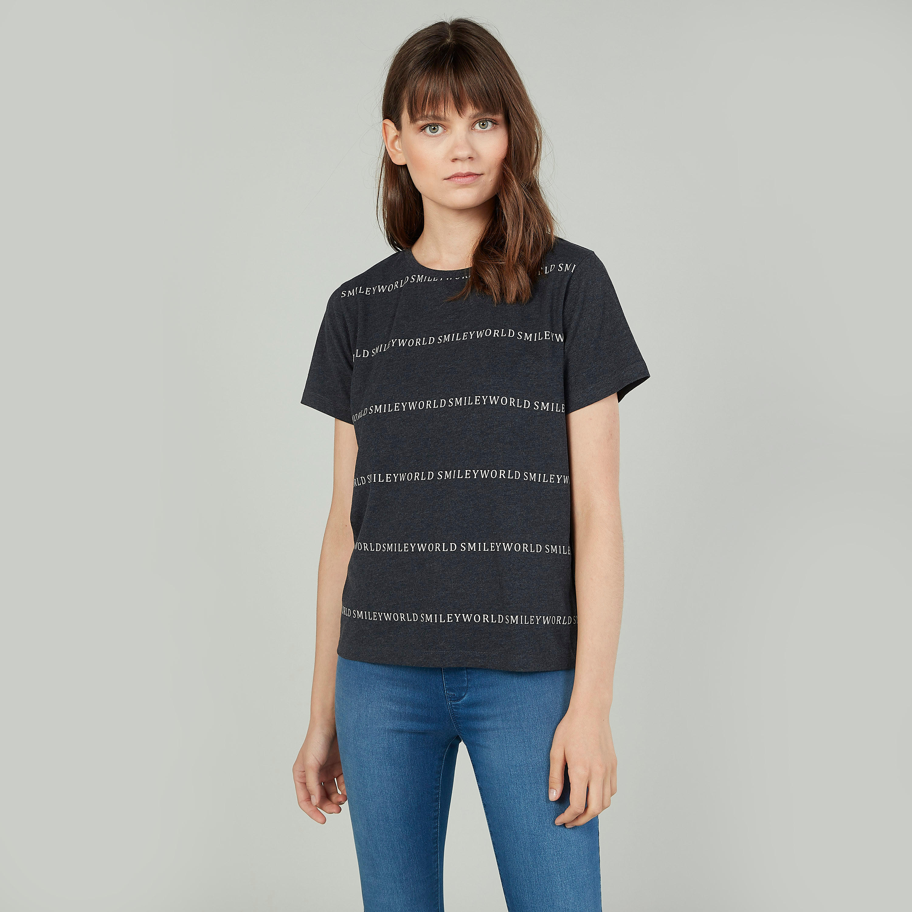تيشيرت بياقة مستديرة وأكمام قصيرة وطبعات سمايلي وورلد-women-clothing-tshirts-image-1