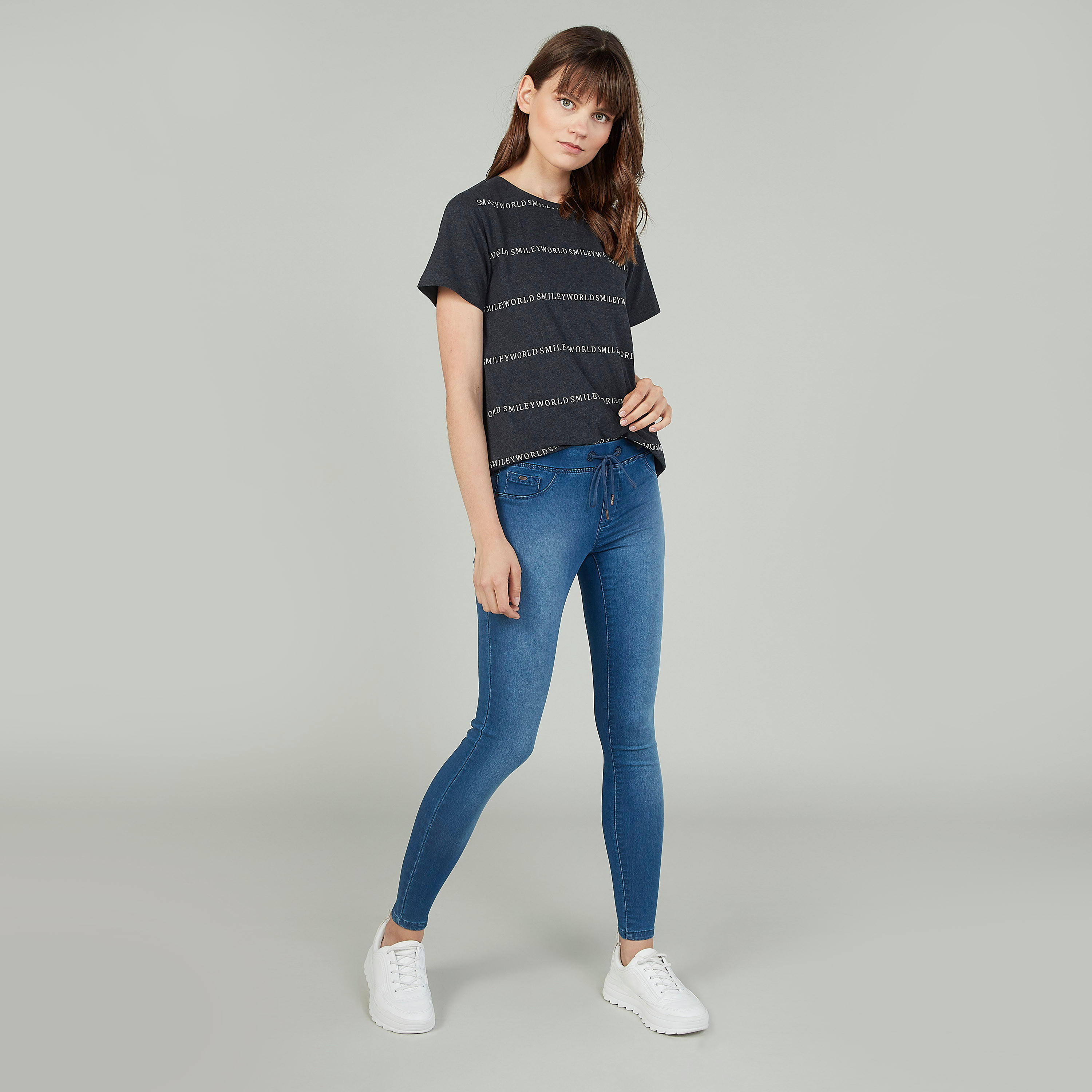 تيشيرت بياقة مستديرة وأكمام قصيرة وطبعات سمايلي وورلد-women-clothing-tshirts-image-2