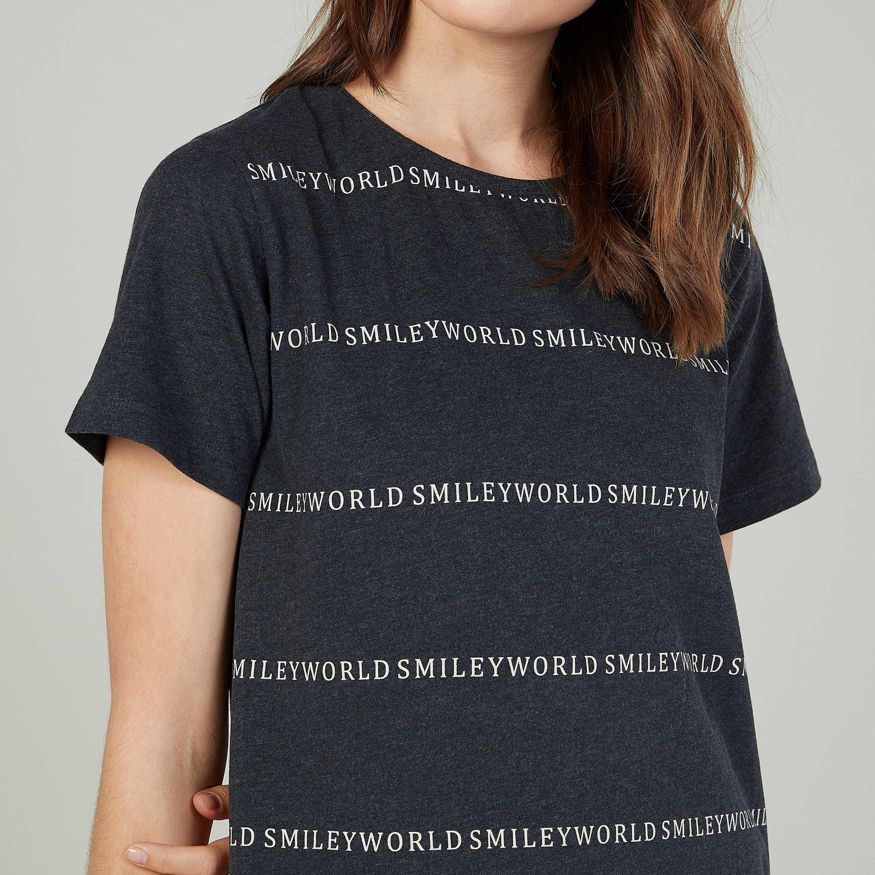 تيشيرت بياقة مستديرة وأكمام قصيرة وطبعات سمايلي وورلد-women-clothing-tshirts-image-3