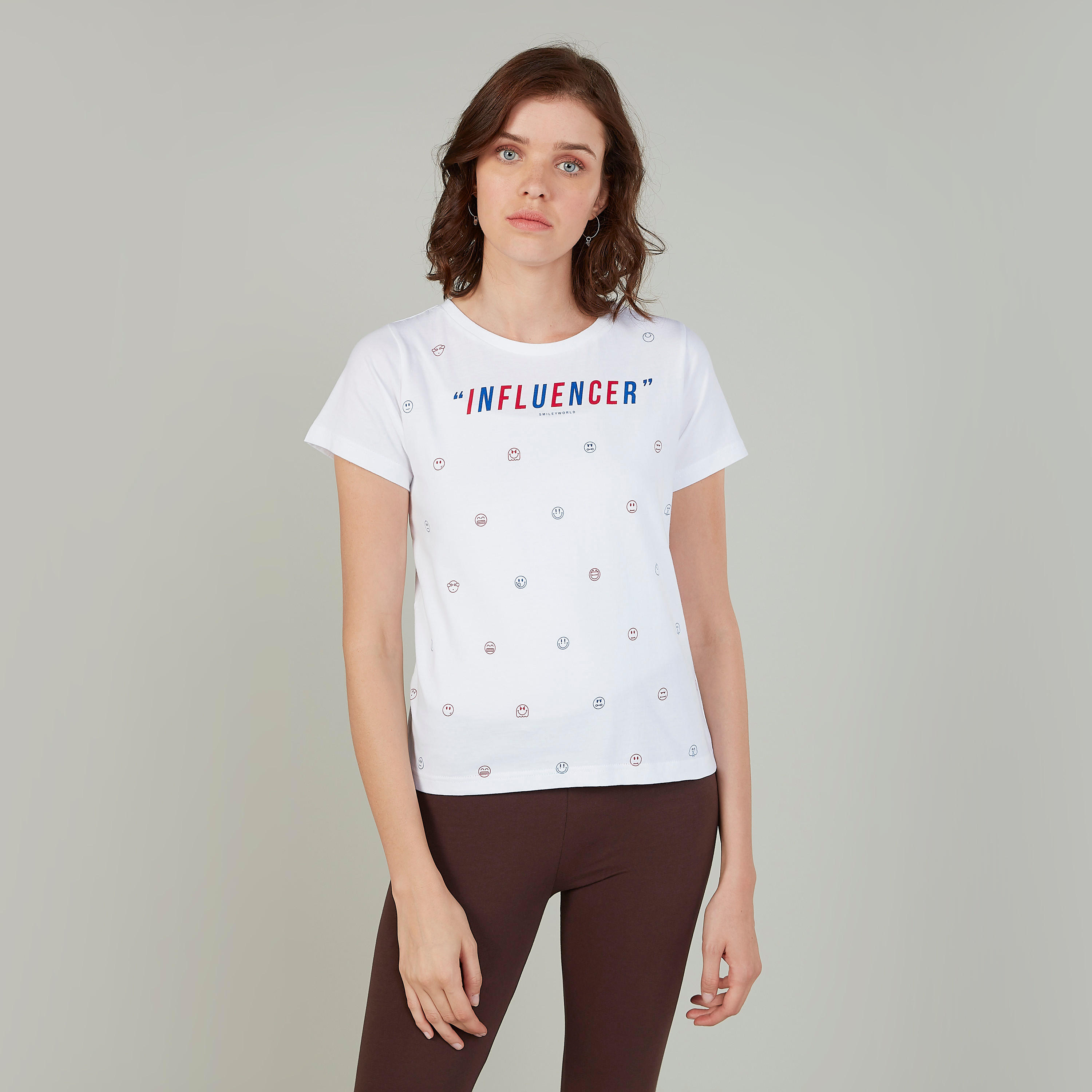 تيشيرت بياقة ضيّقة وأكمام قصيرة وطبعات سمايلي وورلد-women-clothing-tshirts-image-1