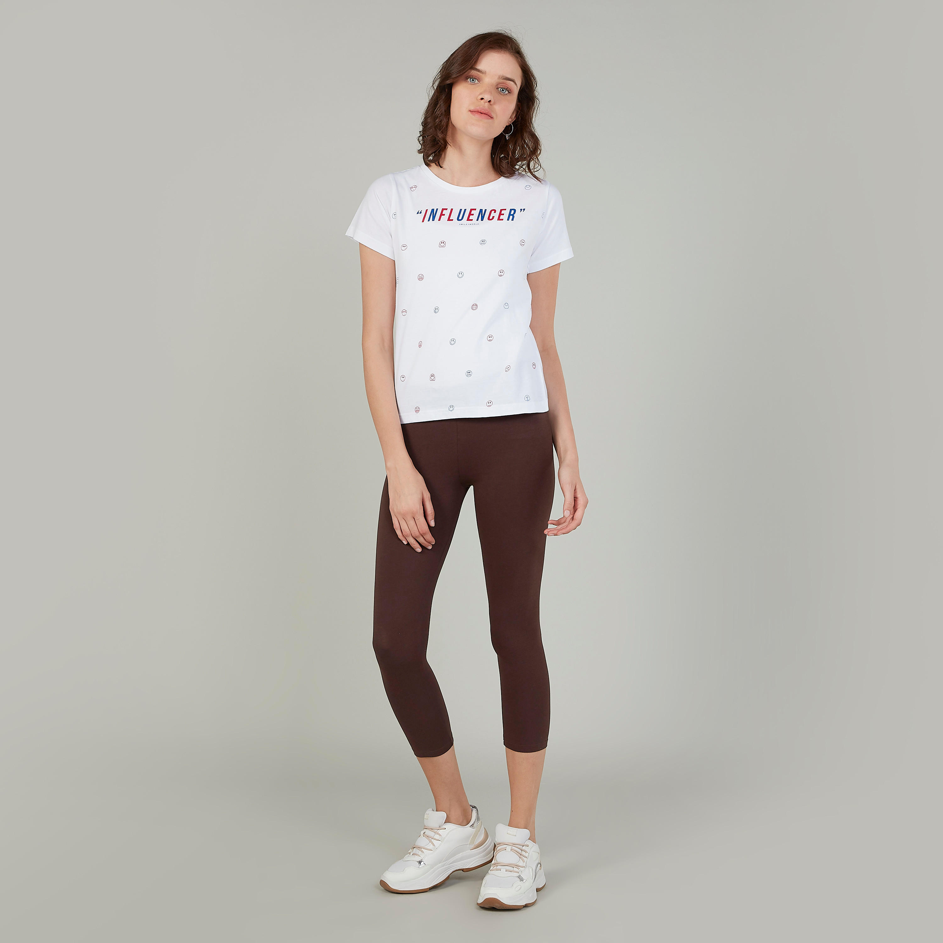 تيشيرت بياقة ضيّقة وأكمام قصيرة وطبعات سمايلي وورلد-women-clothing-tshirts-image-2
