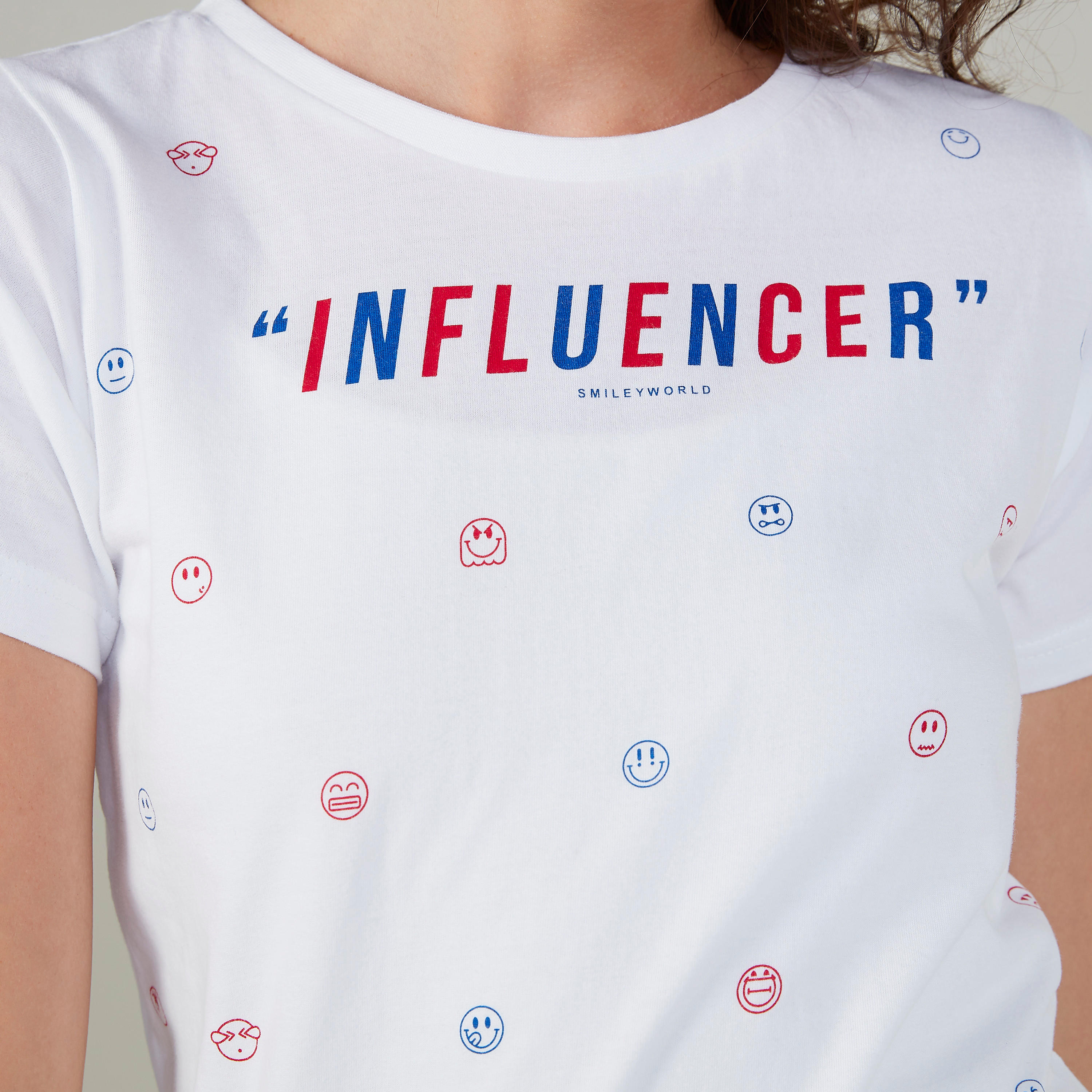 تيشيرت بياقة ضيّقة وأكمام قصيرة وطبعات سمايلي وورلد-women-clothing-tshirts-image-3