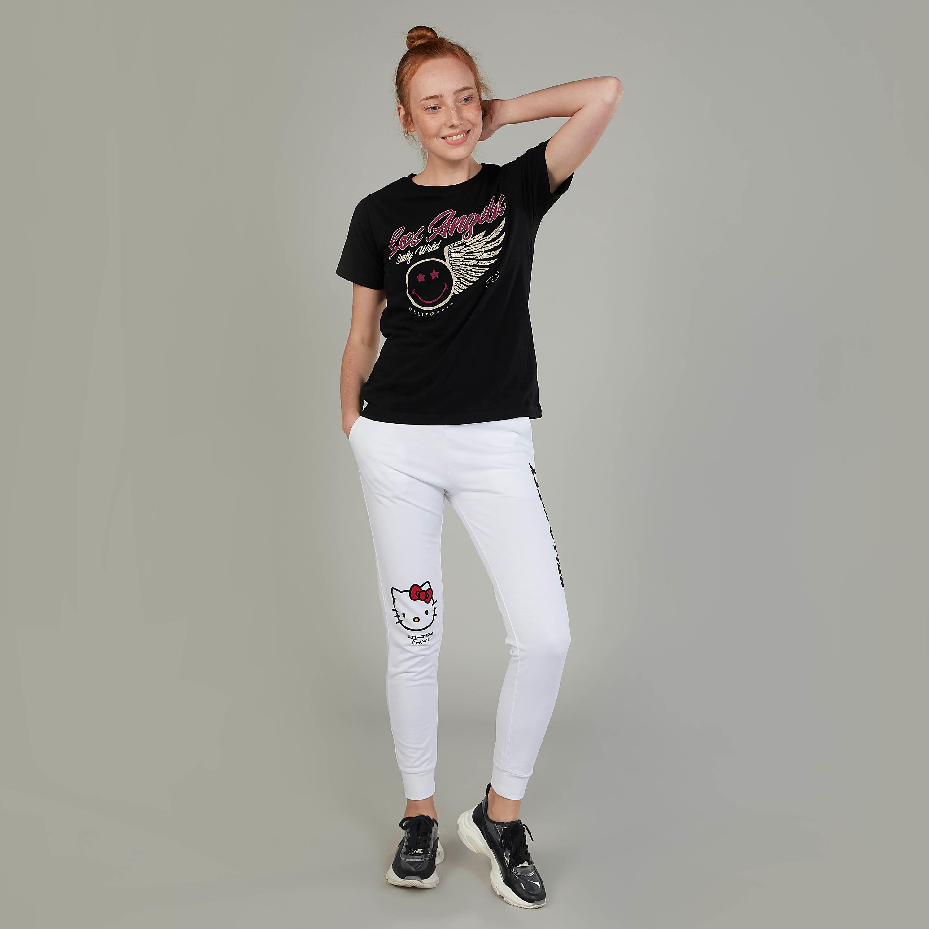 تيشيرت بياقة مستديرة وأكمام قصيرة وطبعات سمايلي وورلد-women-clothing-tshirts-image-2