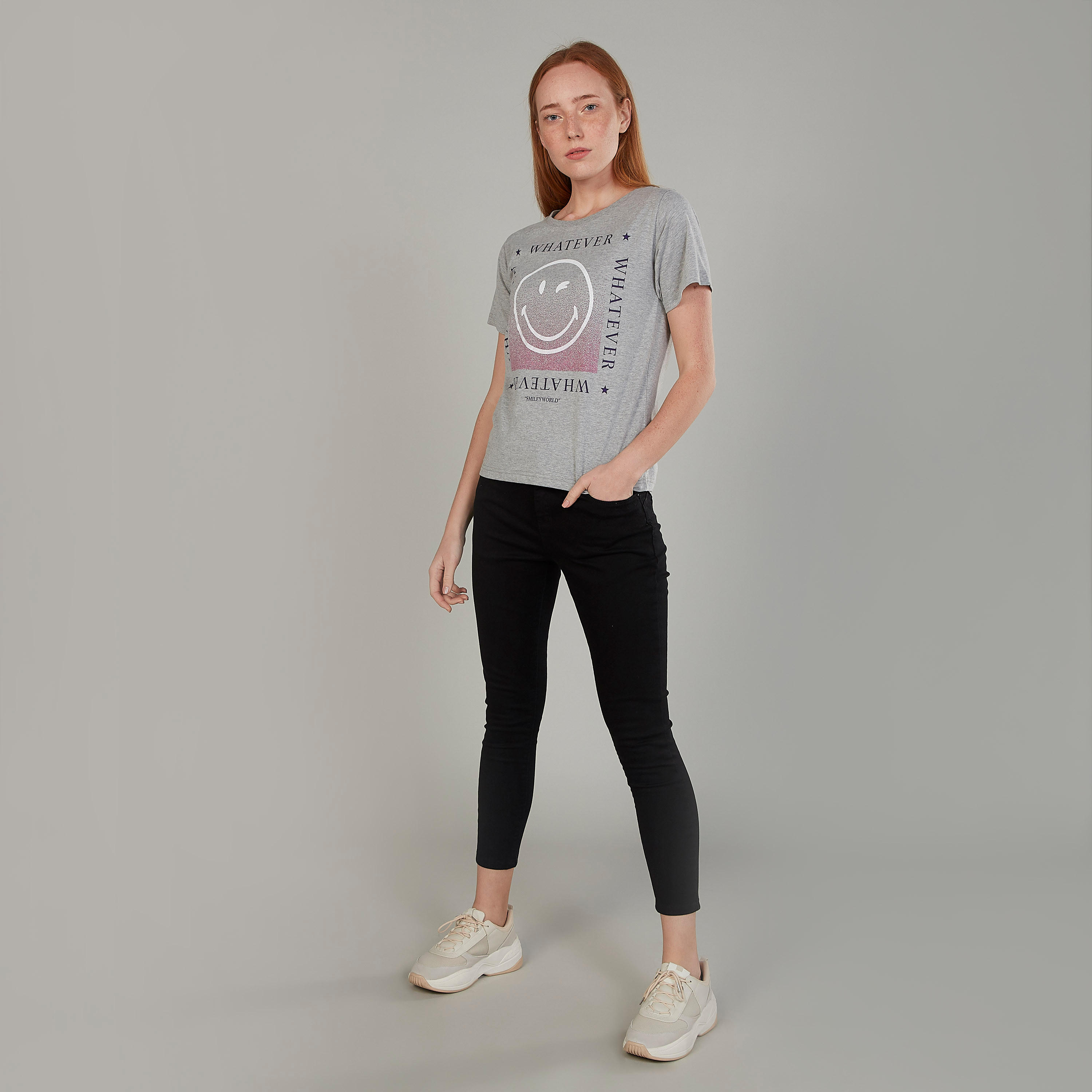 بلوزة بياقة مستديرة وأكمام قصيرة بطبعات سمايلي وورلد-women-clothing-tshirts-image-2