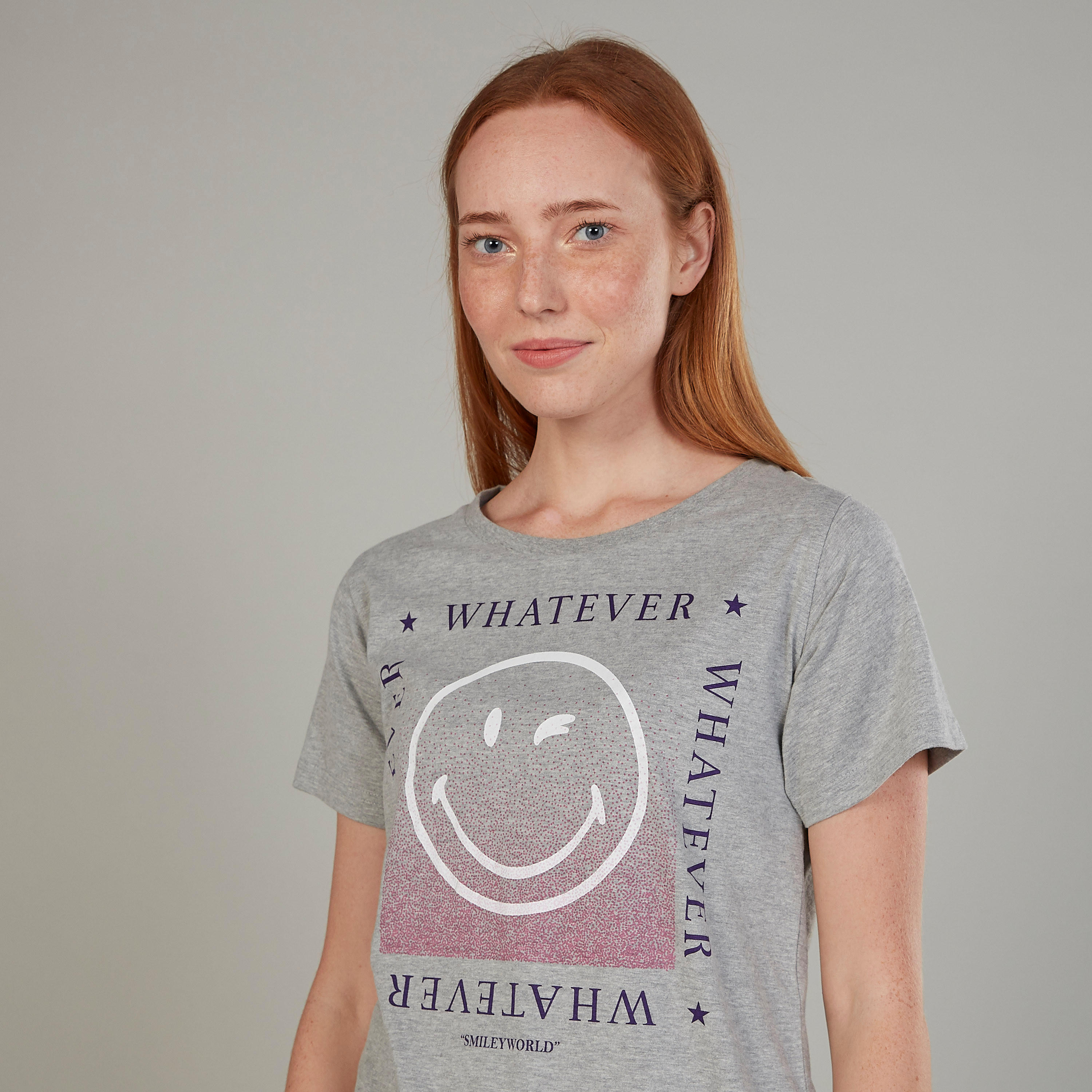 بلوزة بياقة مستديرة وأكمام قصيرة بطبعات سمايلي وورلد-women-clothing-tshirts-image-3