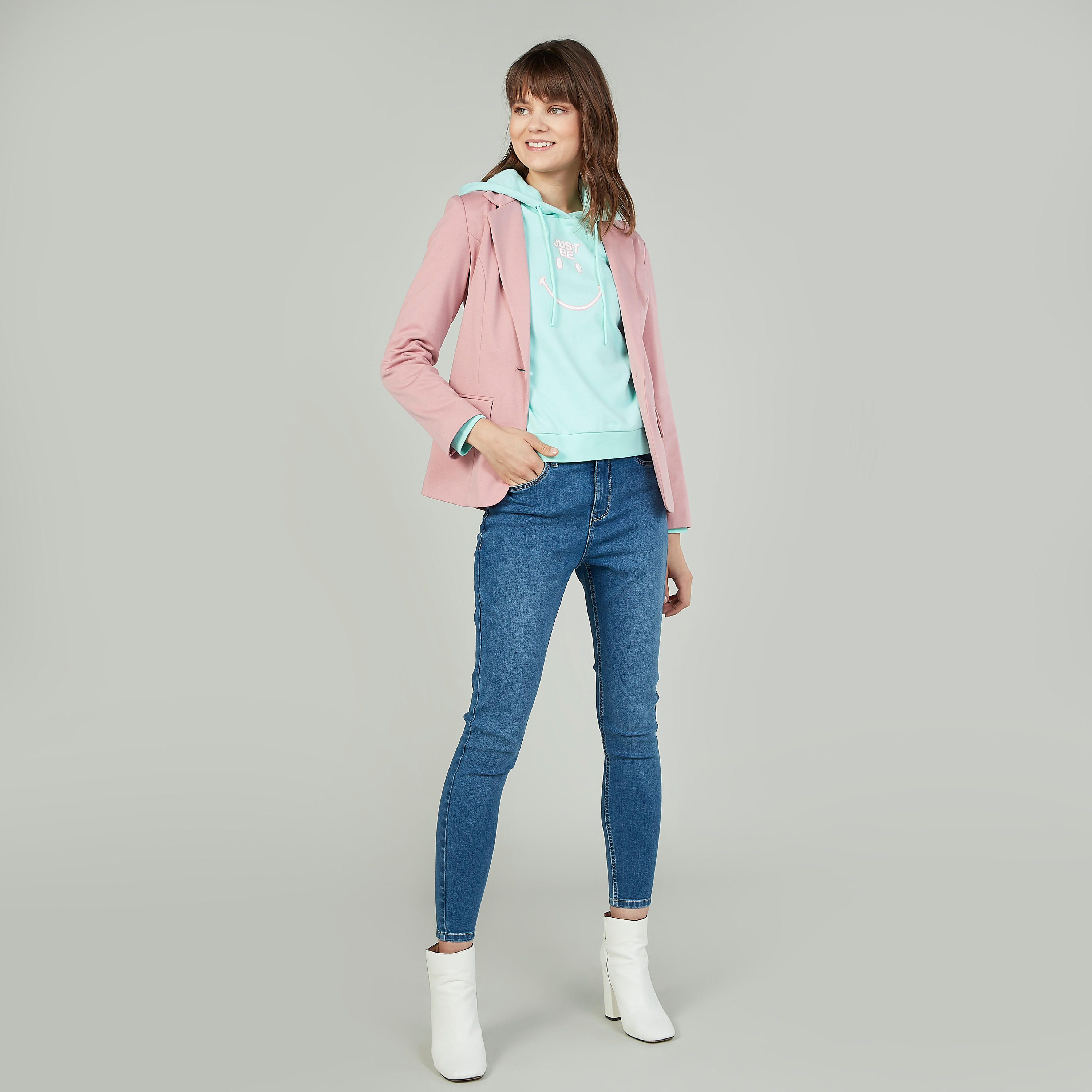 سويت شيرت سليم بأكمام طويلة وطبعات سمايلي وورلد-women-winterwear-hoodiesandsweatshirts-hoodies-image-2