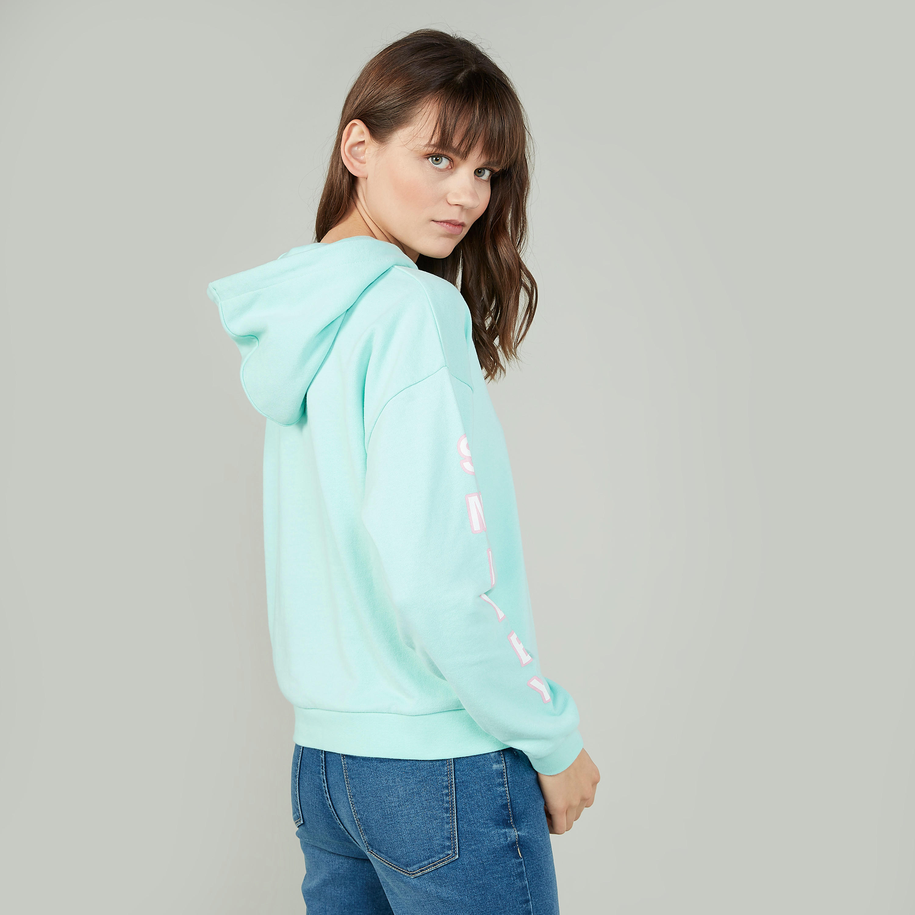 سويت شيرت سليم بأكمام طويلة وطبعات سمايلي وورلد-women-winterwear-hoodiesandsweatshirts-hoodies-image-4