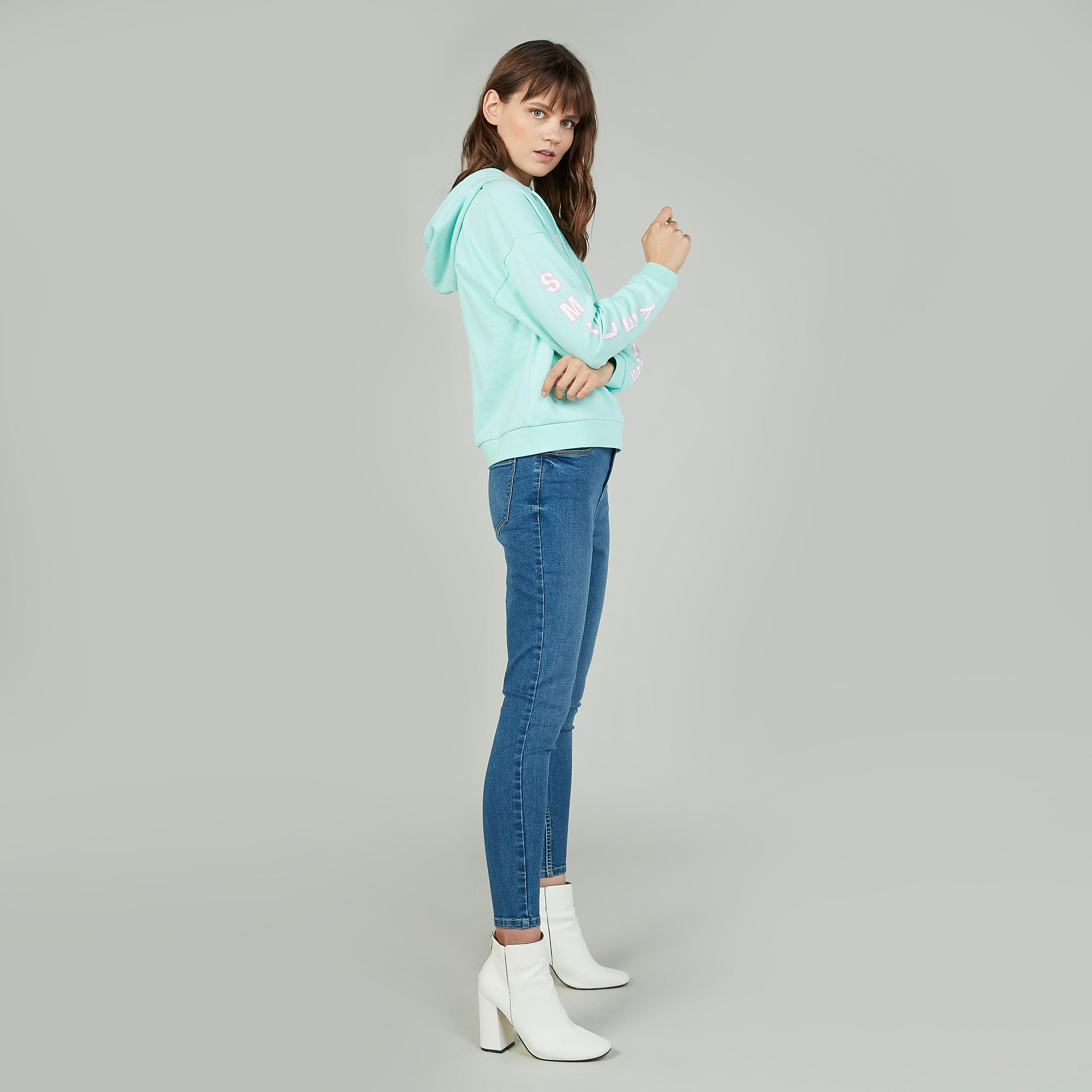 سويت شيرت سليم بأكمام طويلة وطبعات سمايلي وورلد-women-winterwear-hoodiesandsweatshirts-hoodies-image-5