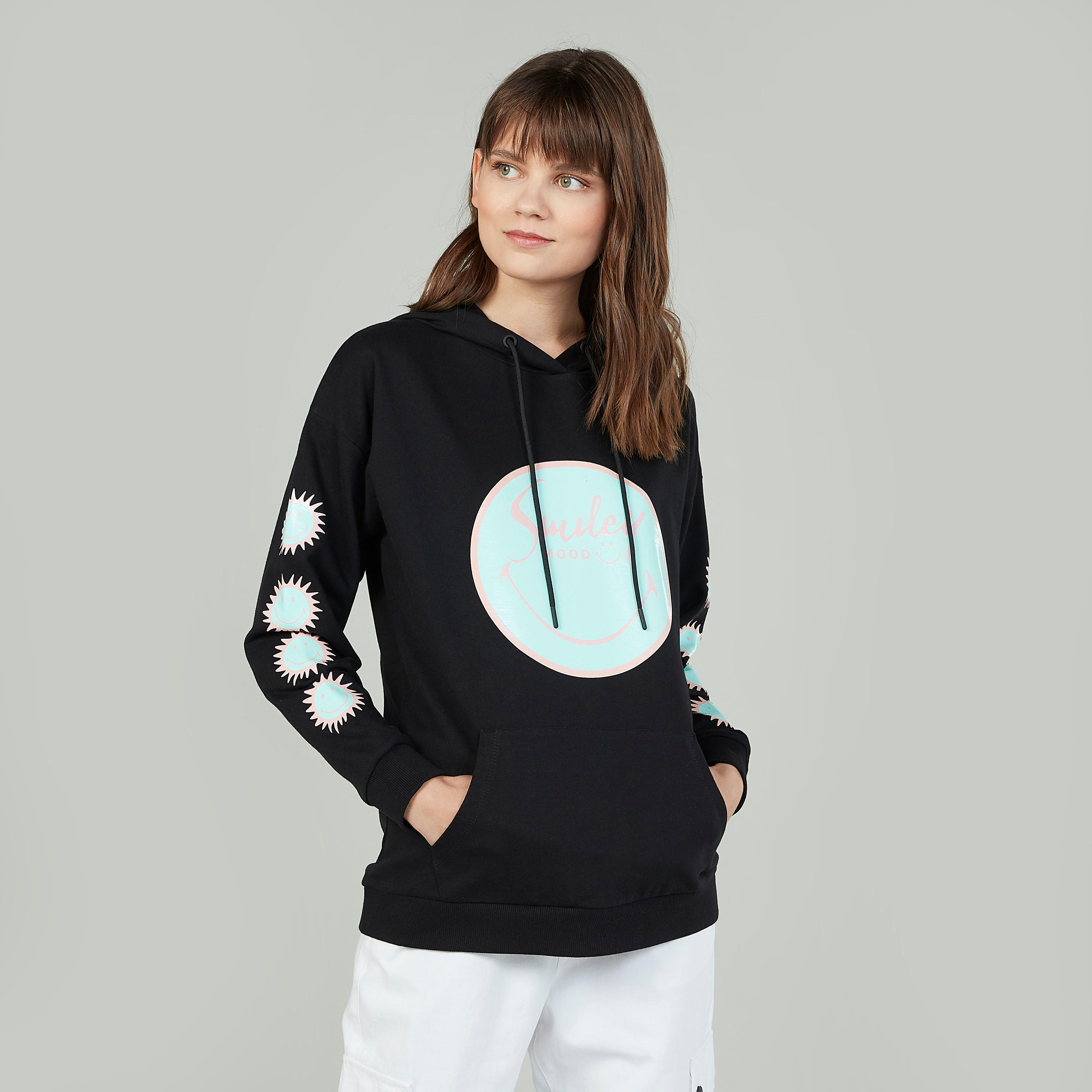 سويت شيرت سليم فيت بأكمام طويلة وطبعات سمايلي وورلد-women-winterwear-hoodiesandsweatshirts-hoodies-image-6