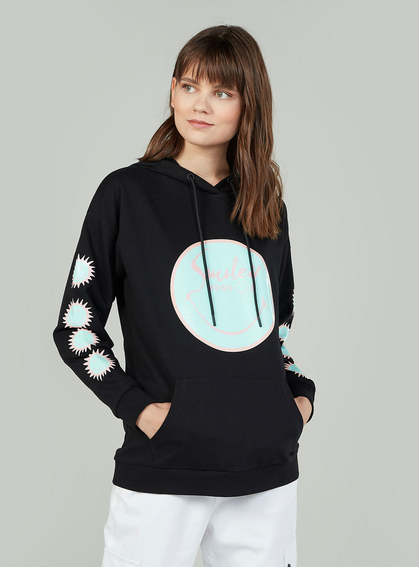 سويت شيرت سليم فيت بأكمام طويلة وطبعات سمايلي وورلد-women-winterwear-hoodiesandsweatshirts-hoodies-image-6