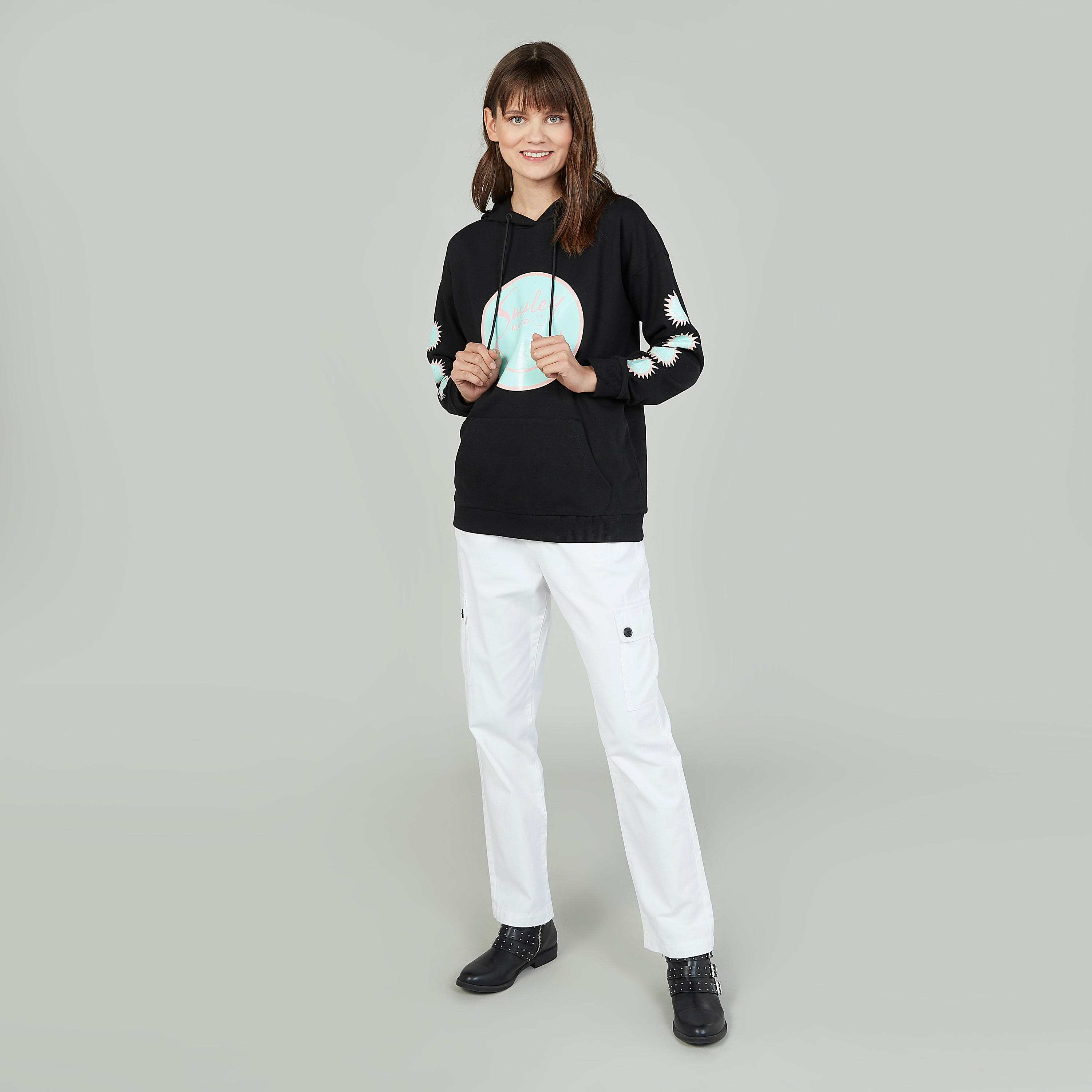 سويت شيرت سليم فيت بأكمام طويلة وطبعات سمايلي وورلد-women-winterwear-hoodiesandsweatshirts-hoodies-image-5