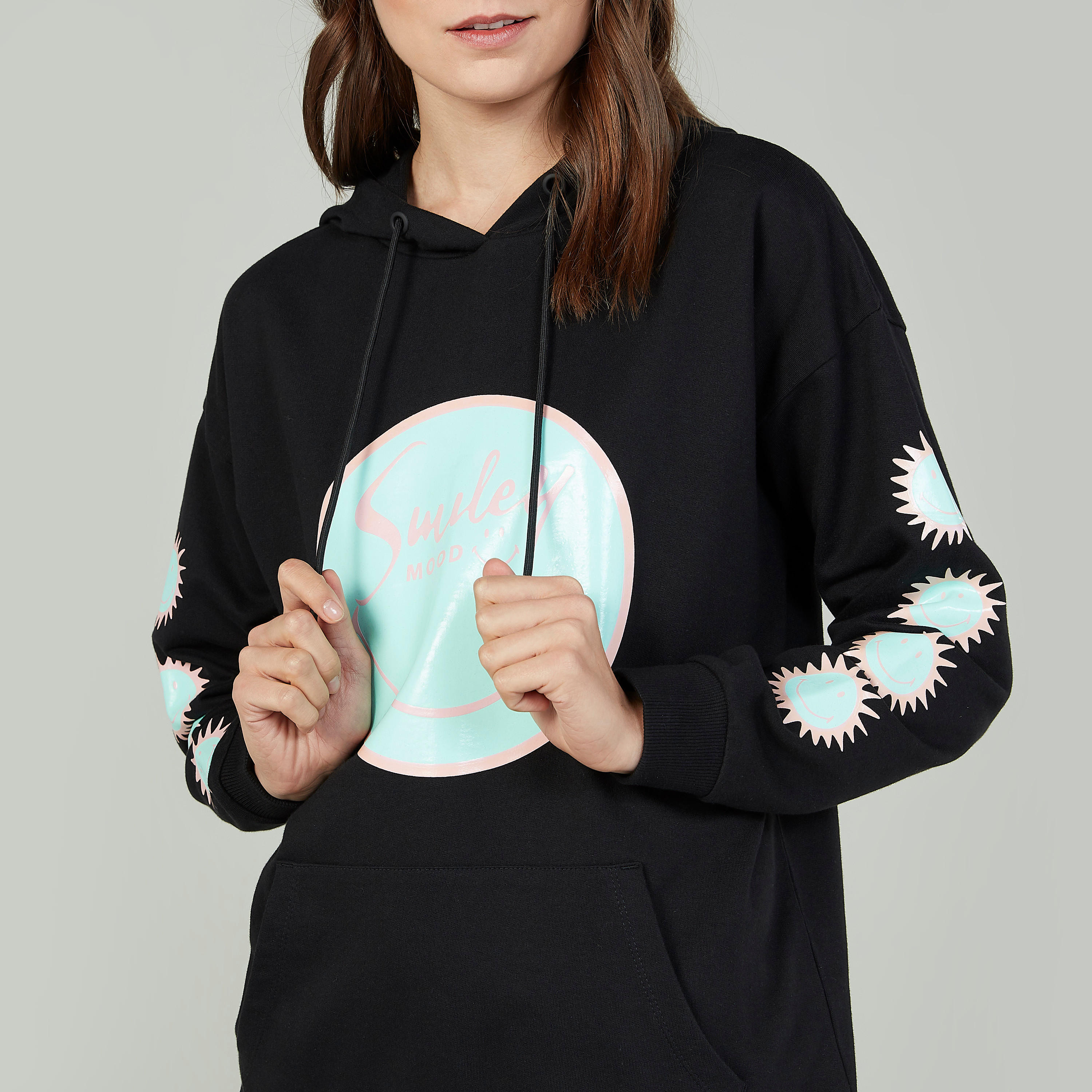 سويت شيرت سليم فيت بأكمام طويلة وطبعات سمايلي وورلد-women-winterwear-hoodiesandsweatshirts-hoodies-image-4